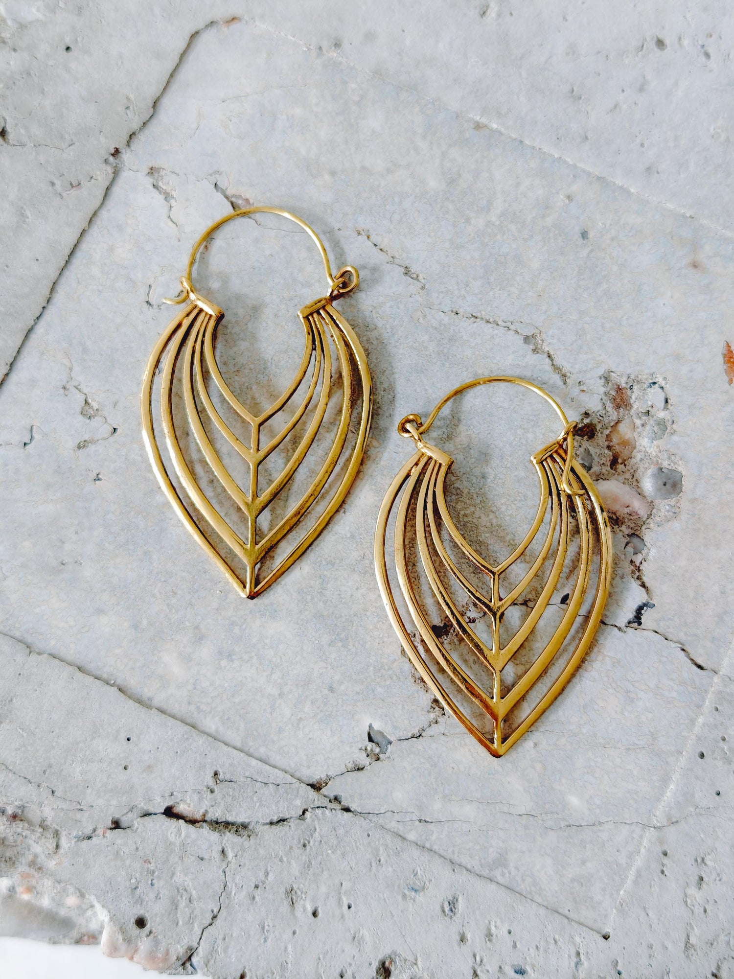 Boho Blatt Ohrringe aus Messing, florale Sommer Ohrringe, Golden Leaf Hoops