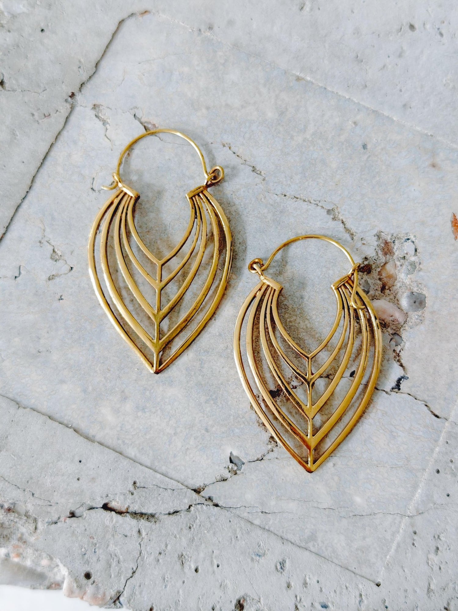 Boho Blatt Ohrringe aus Messing, florale Sommer Ohrringe, Golden Leaf Hoops - CocosyBerlin