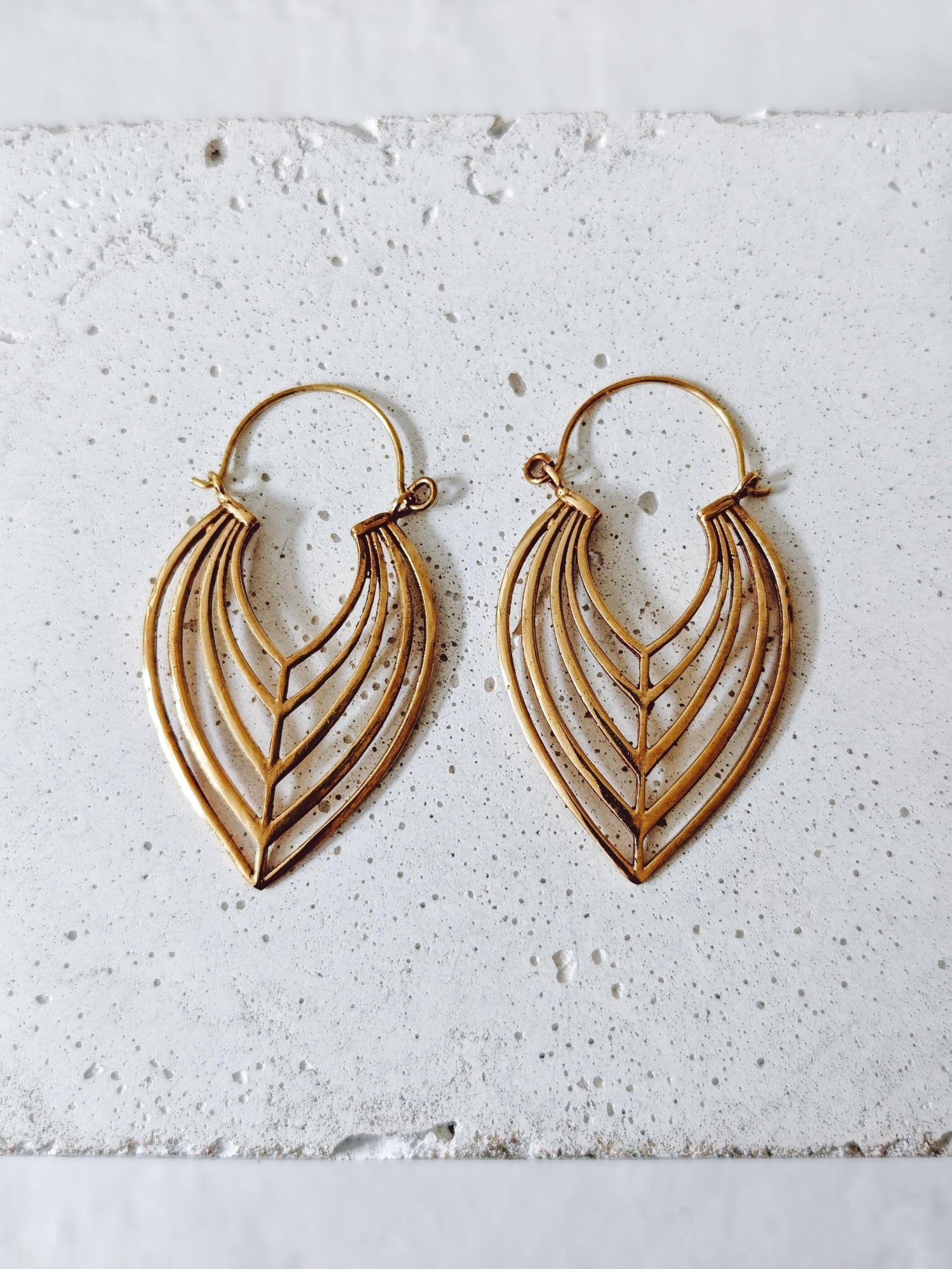 Boho Blatt Ohrringe aus Messing, florale Sommer Ohrringe, Golden Leaf Hoops - CocosyBerlin