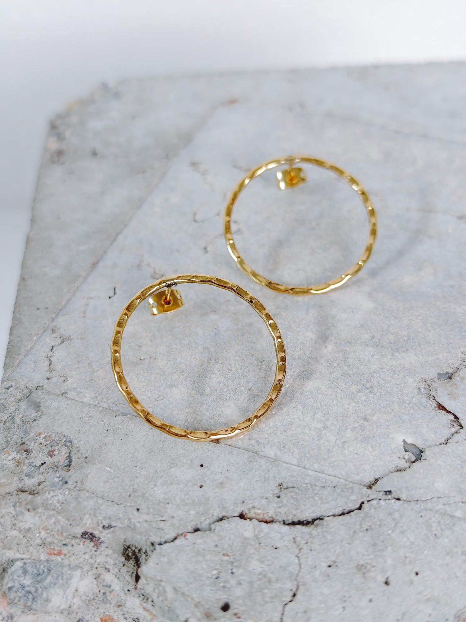 Kreis Ohrringe aus Messing, Handgefertigte Ohrstecker gehämmert, Minimalistische Boho Ohrringe