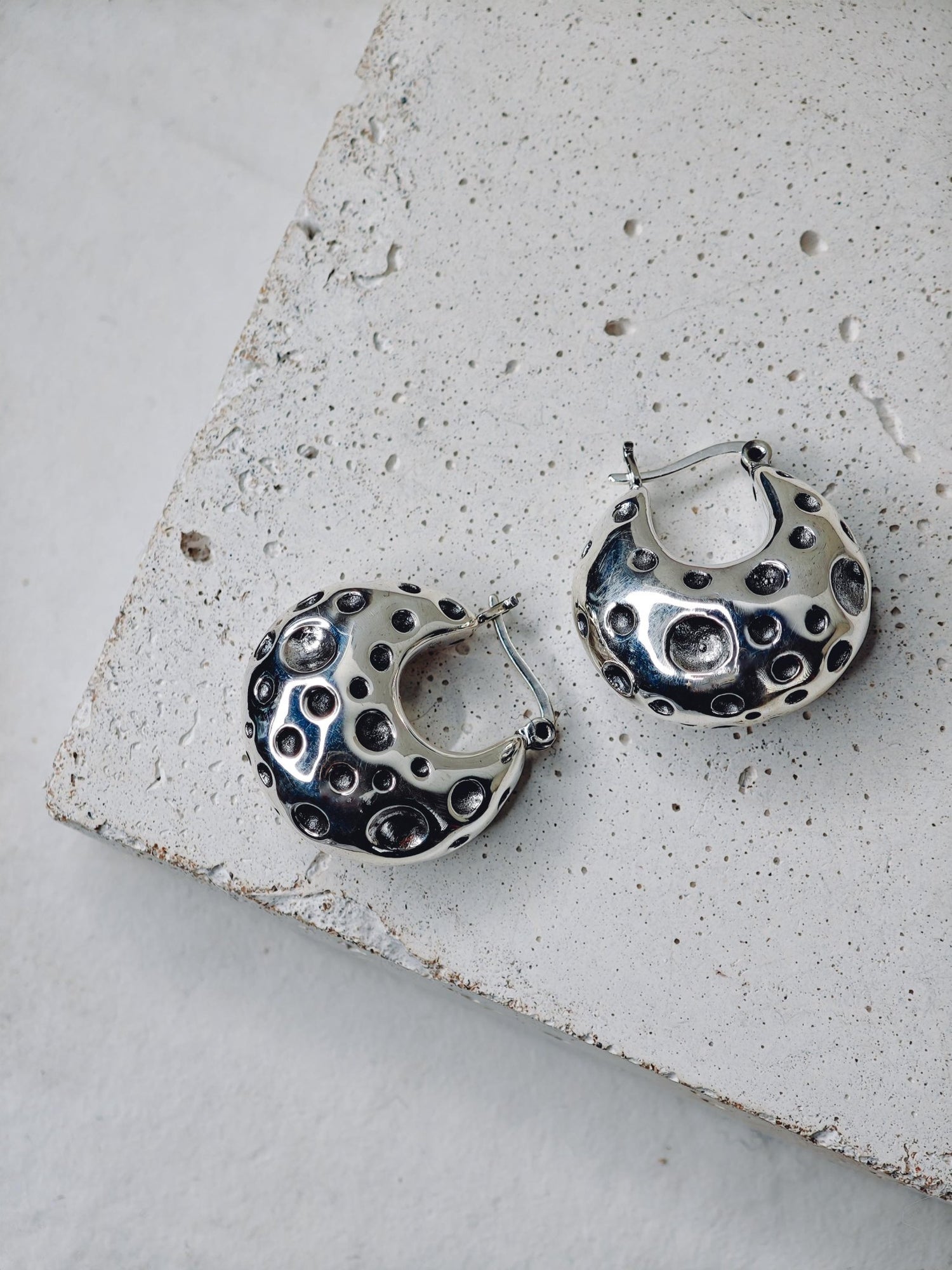 Chunky Halbmond Mond Creolen aus 925 Silber, Minimalistische Statement Ohrringe 30mm Lunar Silver Hoops - CocosyBerlin