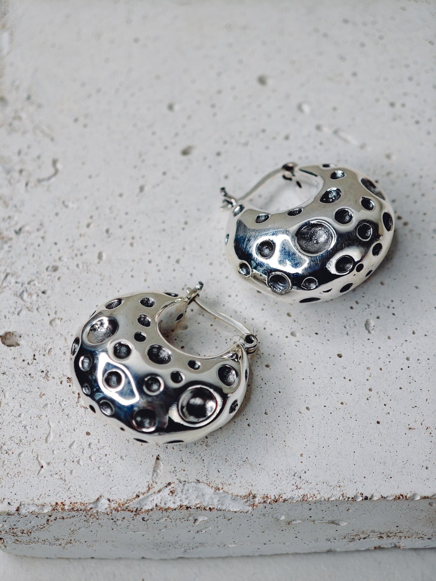 Chunky Halbmond Mond Creolen aus 925 Silber, Minimalistische Statement Ohrringe 30mm Lunar Silver Hoops - CocosyBerlin