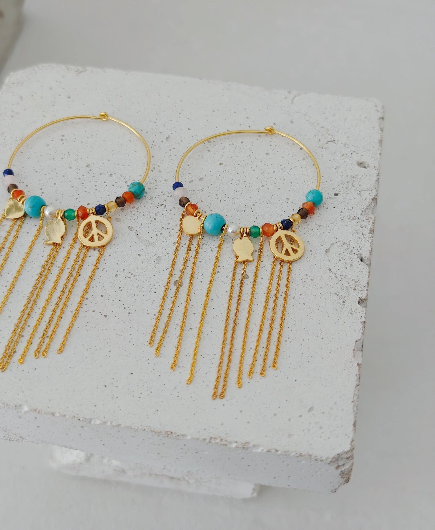 Edelstein Perlen Creolen mit Türkis Steinen und Charms, Boho Ohrringe vergoldet, Fransen Kette, Regenbogen Steinen Bunt