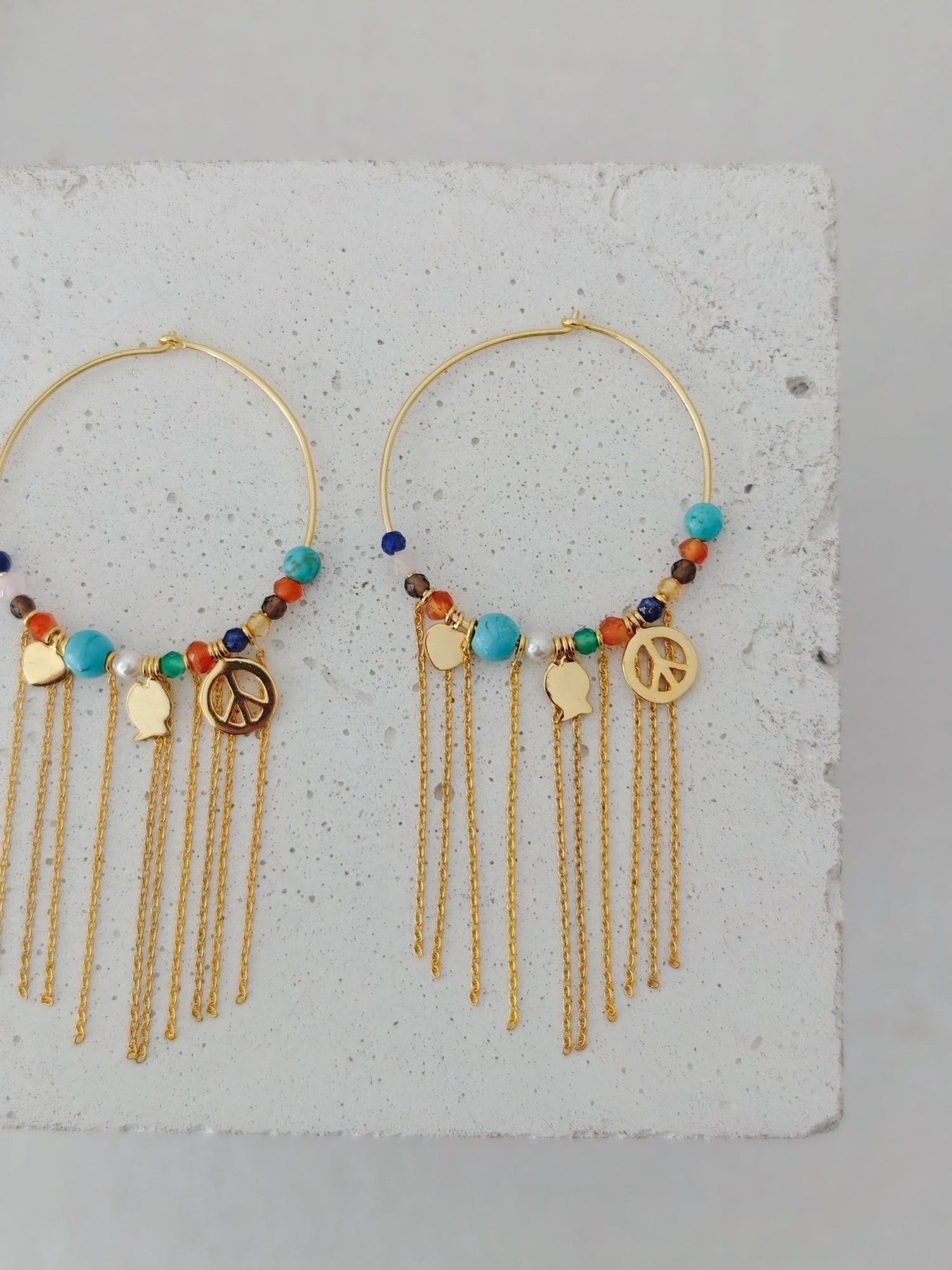 Edelstein Perlen Creolen mit Türkis Steinen und Charms, Boho Ohrringe vergoldet, Fransen Kette, Regenbogen Steinen Bunt - CocosyBerlin
