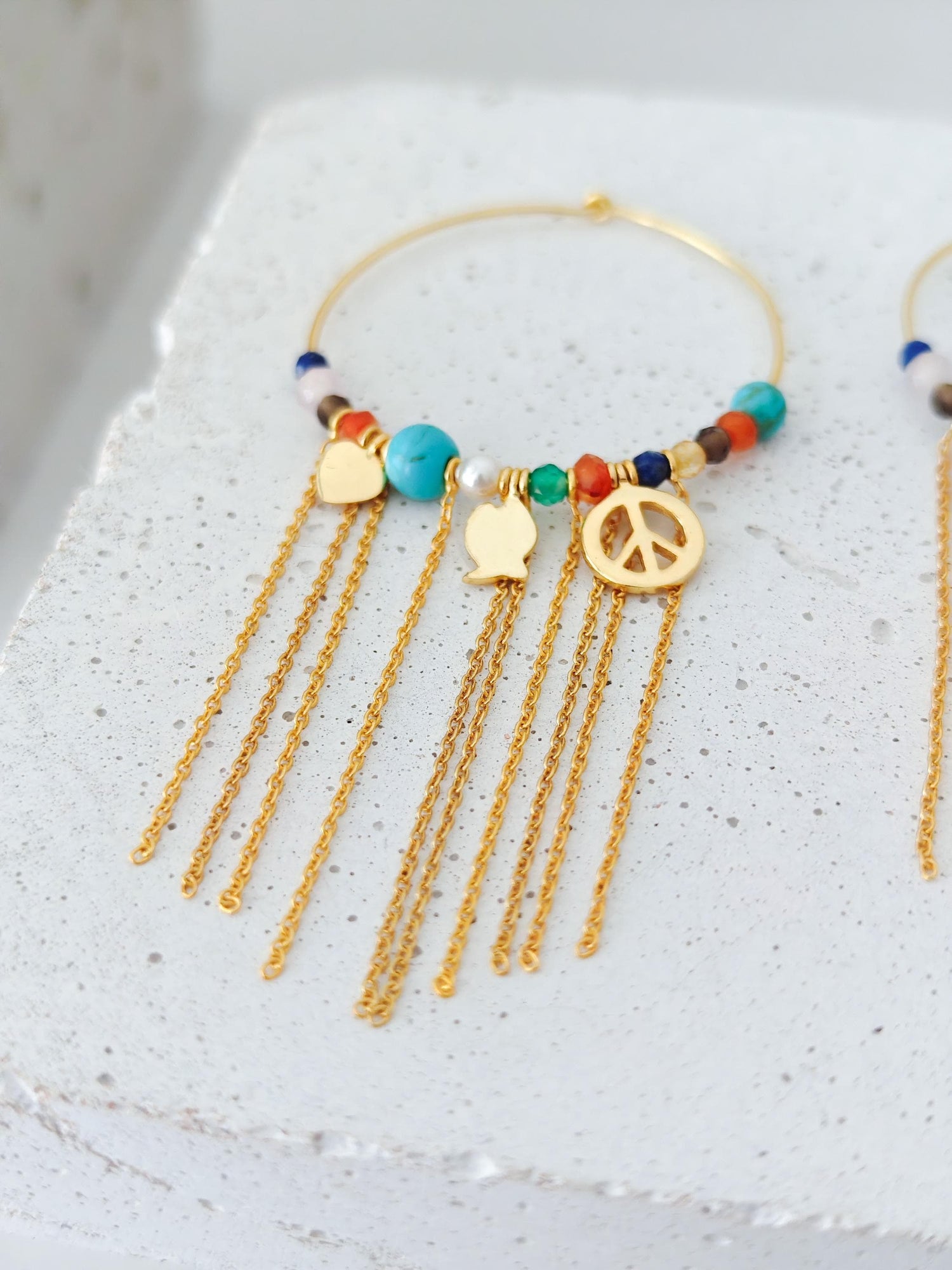 Edelstein Perlen Creolen mit Türkis Steinen und Charms, Boho Ohrringe vergoldet, Fransen Kette, Regenbogen Steinen Bunt