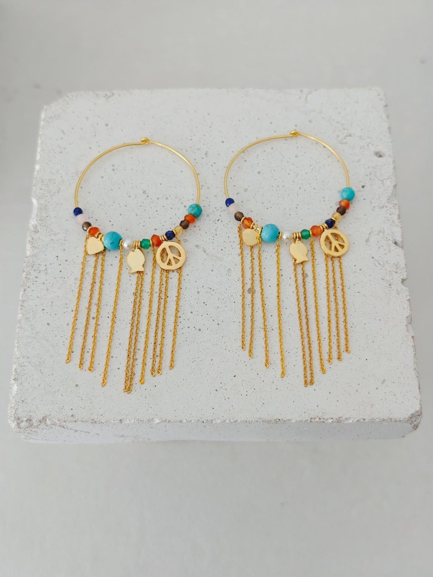 Edelstein Perlen Creolen mit Türkis Steinen und Charms, Boho Ohrringe vergoldet, Fransen Kette, Regenbogen Steinen Bunt - CocosyBerlin