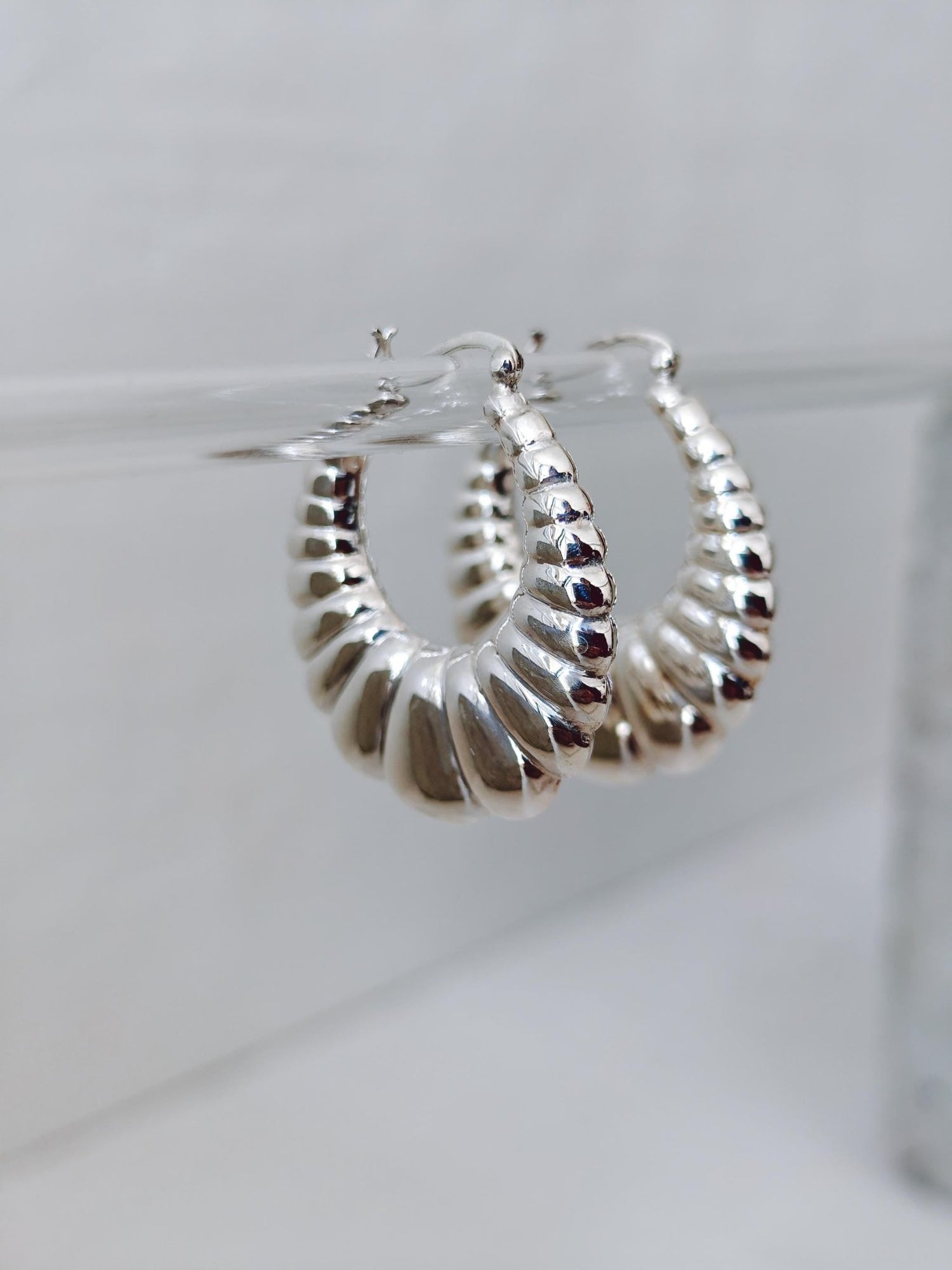 große Statement Croissant Creolen 925 Silber, Chunky Hoop Ohrringe minimalistisch glänzend - CocosyBerlin