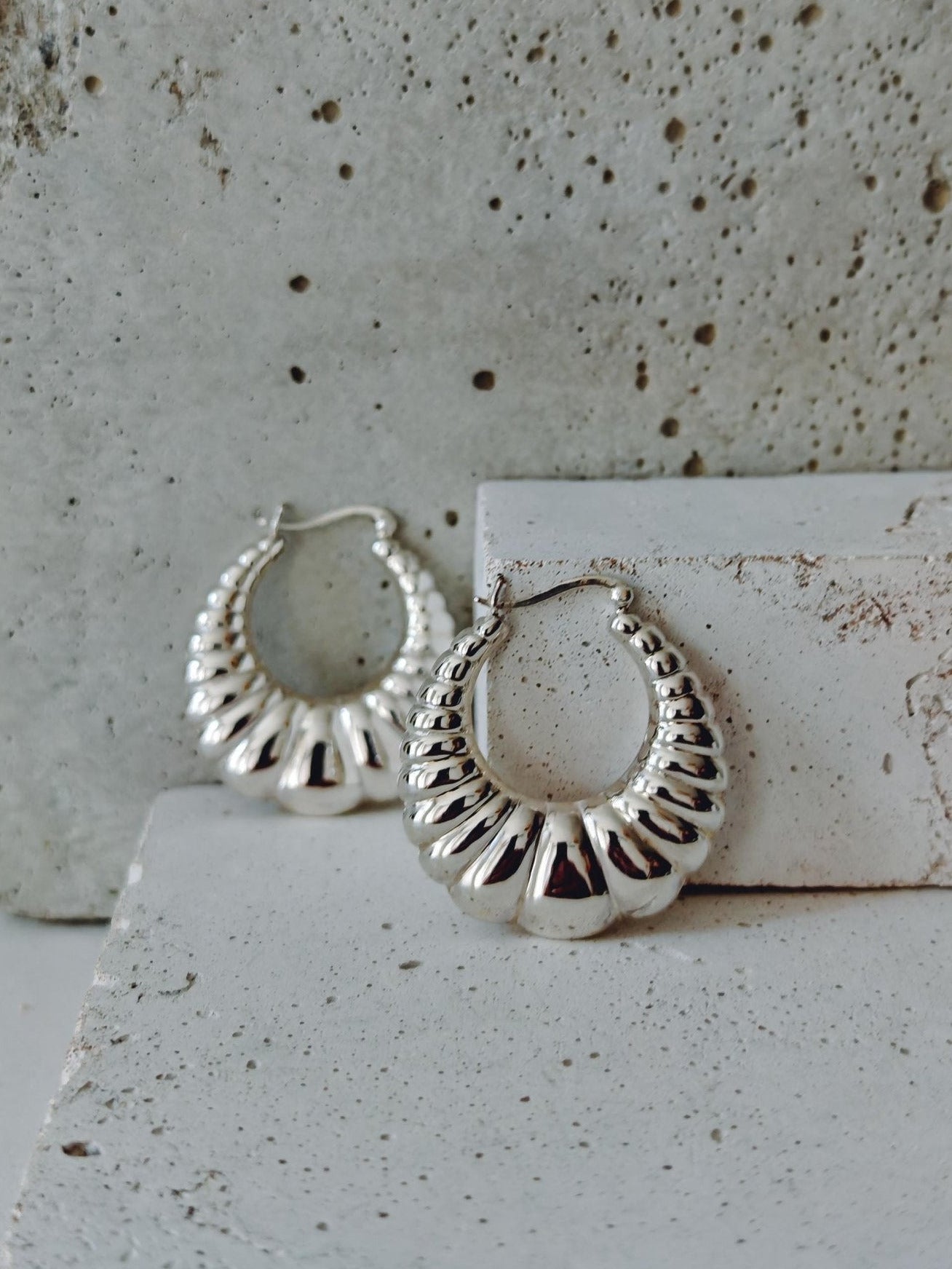 große Statement Croissant Creolen 925 Silber, Chunky Hoop Ohrringe minimalistisch glänzend - CocosyBerlin