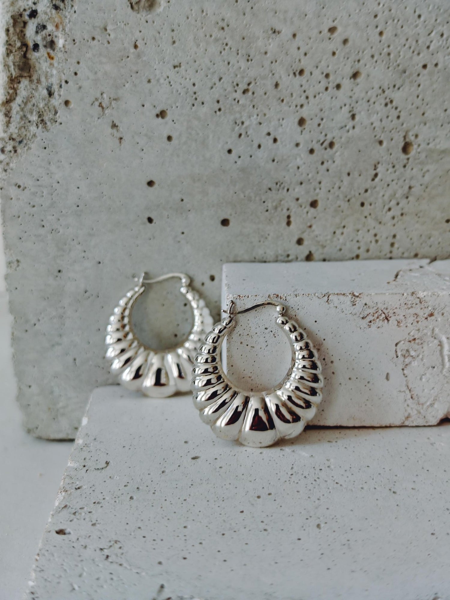 große Statement Croissant Creolen 925 Silber, Chunky Hoop Ohrringe minimalistisch glänzend - CocosyBerlin