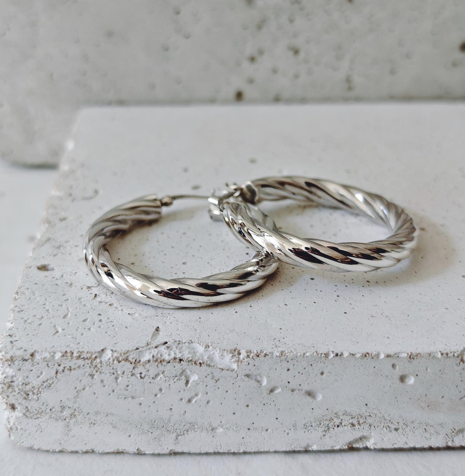 Twisted Chunky Creolen aus 925 Silber, Breite gedrehte Statement Ohrringe, Sterling Silber - CocosyBerlin