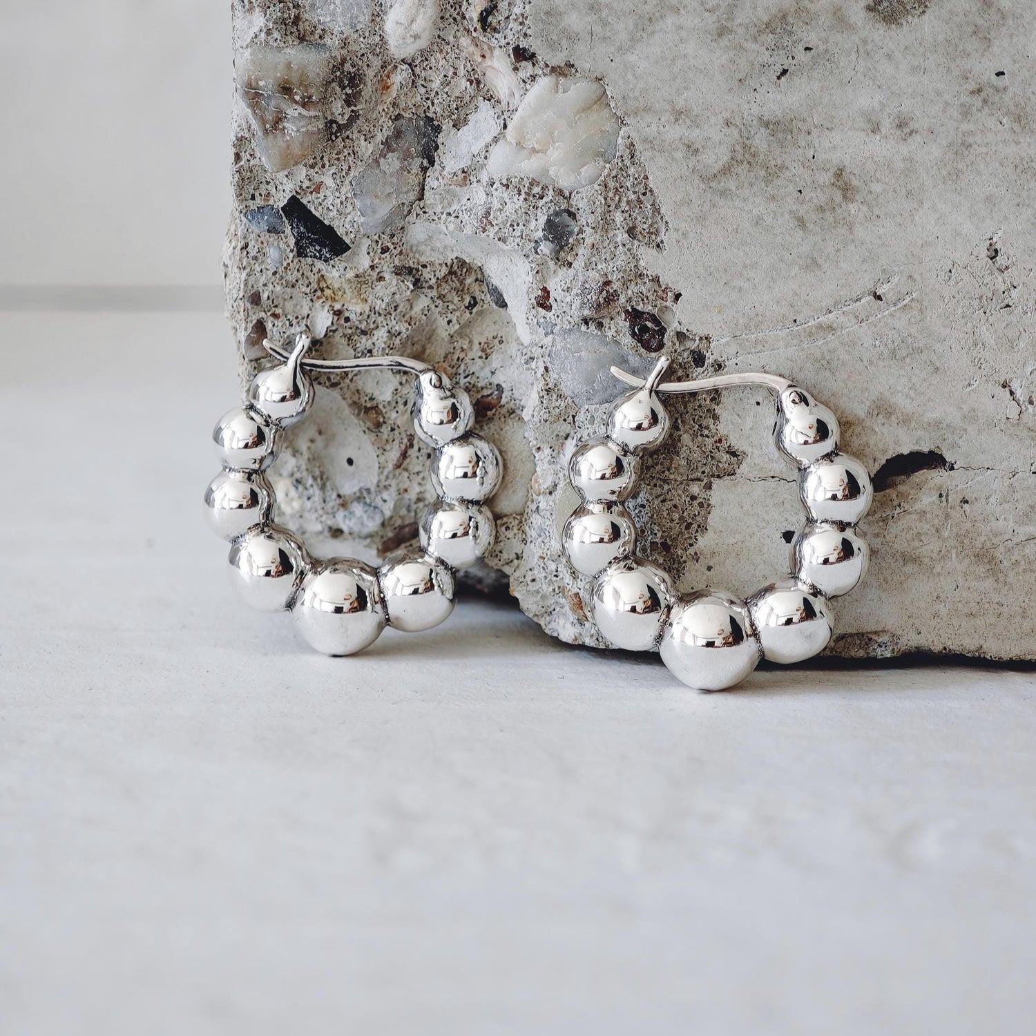 Bubble Ohrringe aus 925 Silber, Kugel Statement Creolen, Chunky Perlen Hoops - CocosyBerlin