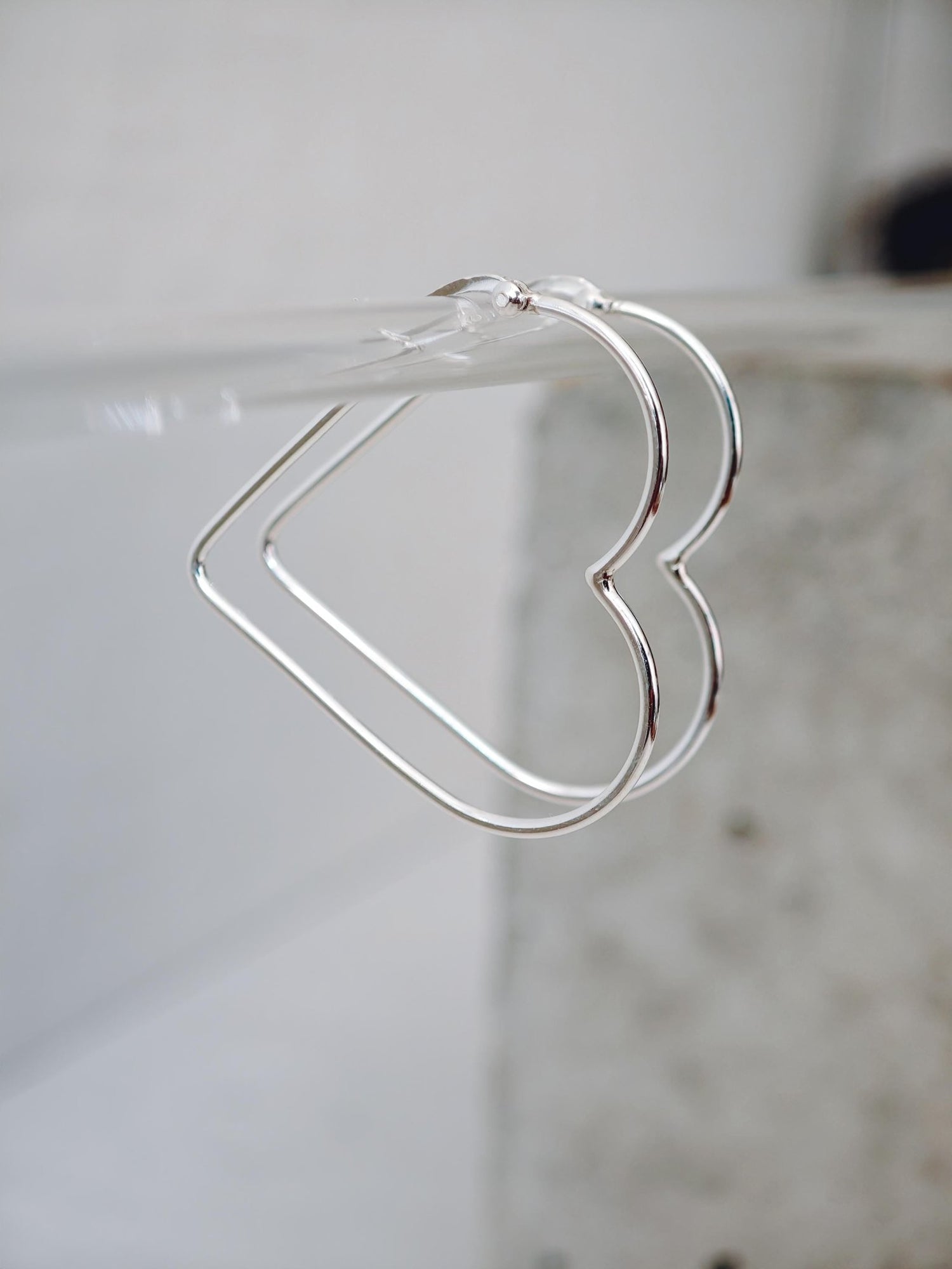 Herz Creolen aus 925 Silber, Minimal Heart Hoop, Love Ohrringe herzförmig - CocosyBerlin