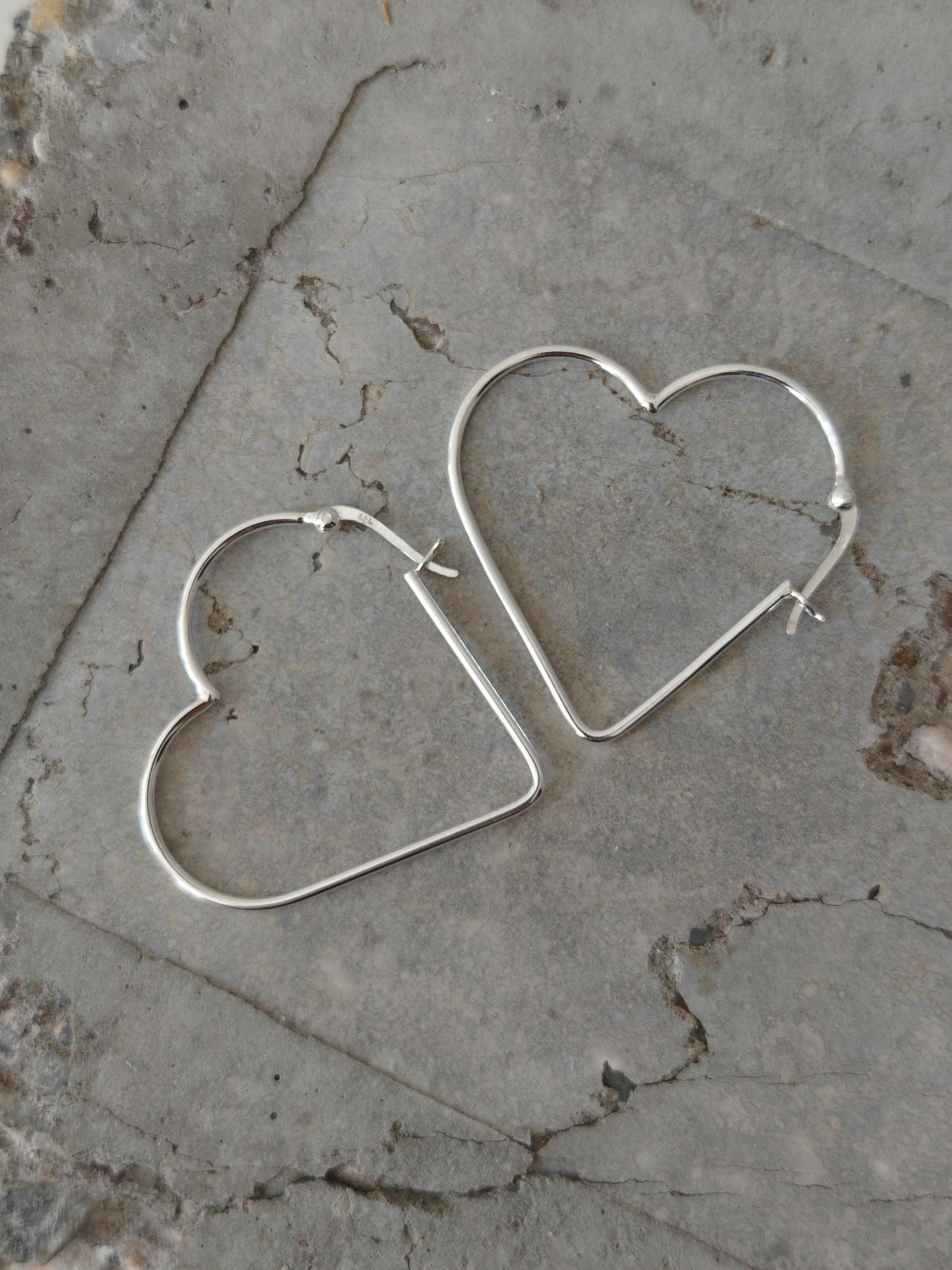 Herz Creolen aus 925 Silber, Minimal Heart Hoop, Love Ohrringe herzförmig - CocosyBerlin
