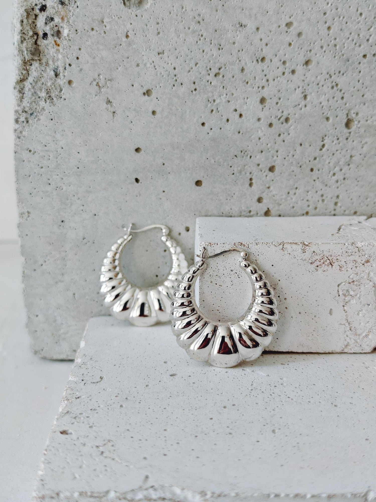 große Statement Croissant Creolen 925 Silber, Chunky Hoop Ohrringe minimalistisch glänzend - CocosyBerlin