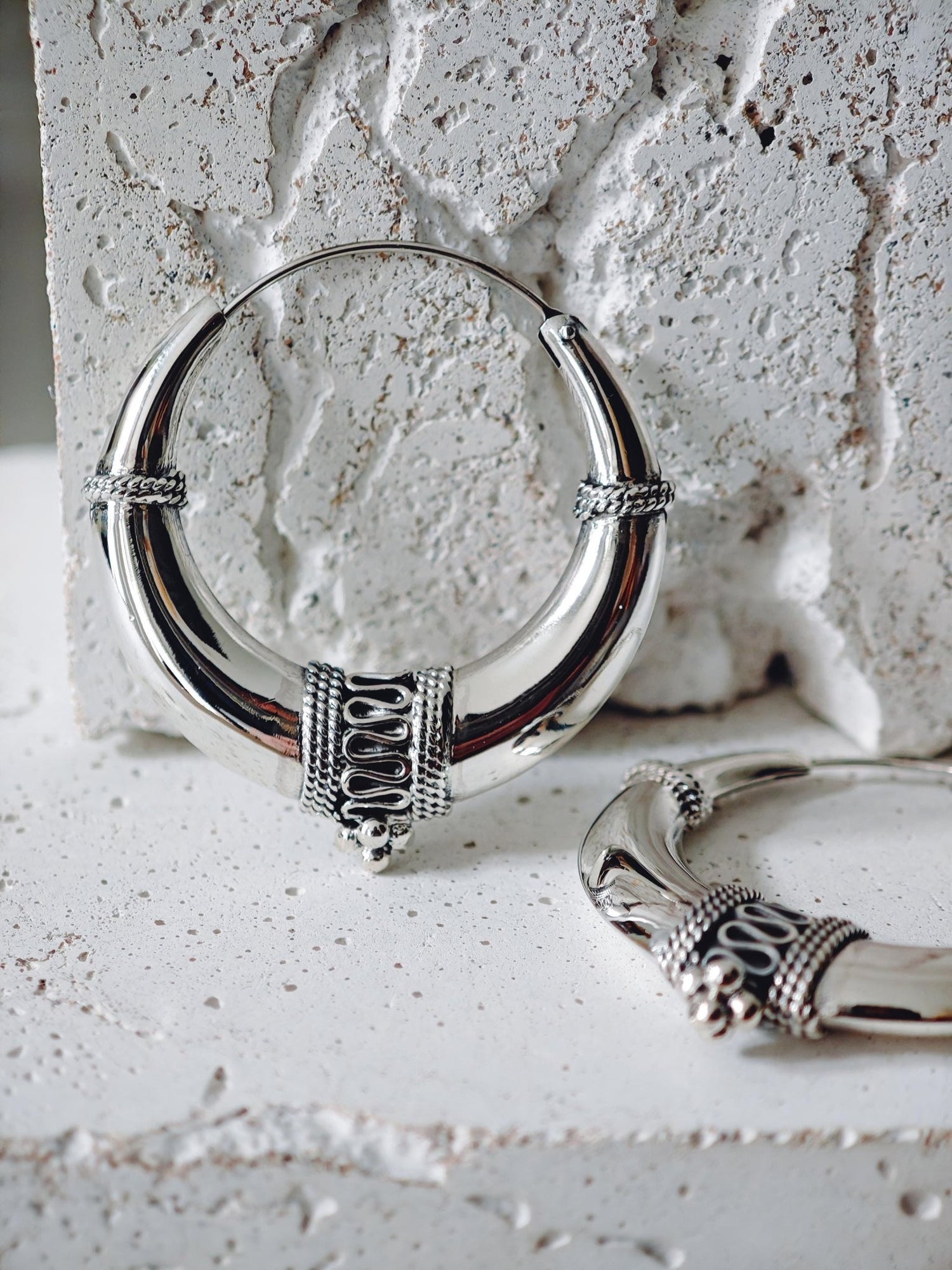 Boho Halbmond Creolen aus 925 Silber, Chunky Sterling Silber Hoop Ohrringe 40 mm, Ethno breite Creolen - CocosyBerlin