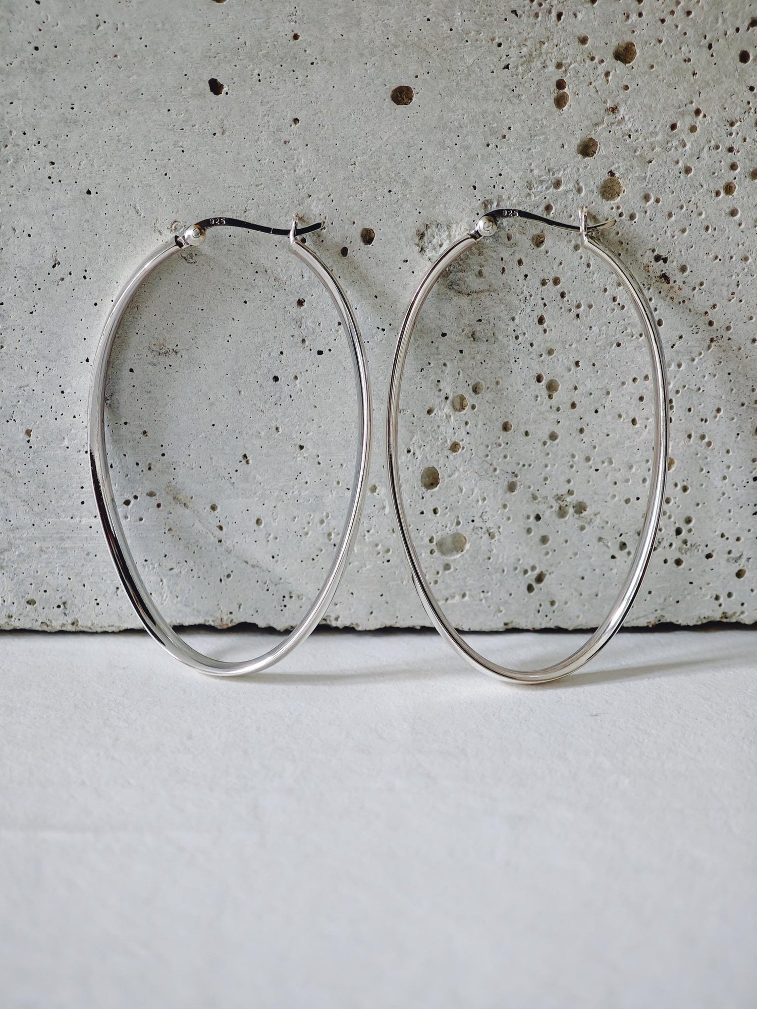 Lange Flache Ovale Twisted Creolen aus 925 Silber, breite geschwungene gedrehte Ohrringe, Creolen 60mm - CocosyBerlin