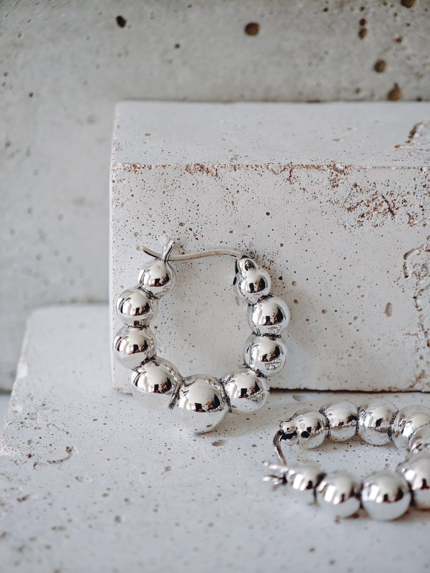 Bubble Ohrringe aus 925 Silber, Kugel Statement Creolen, Chunky Perlen Hoops - CocosyBerlin