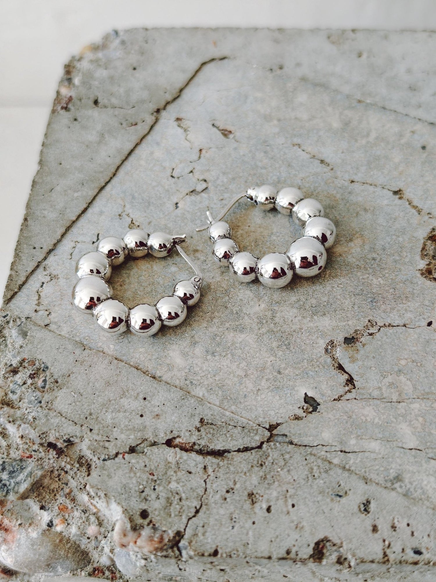 Bubble Ohrringe aus 925 Silber, Kugel Statement Creolen, Chunky Perlen Hoops - CocosyBerlin