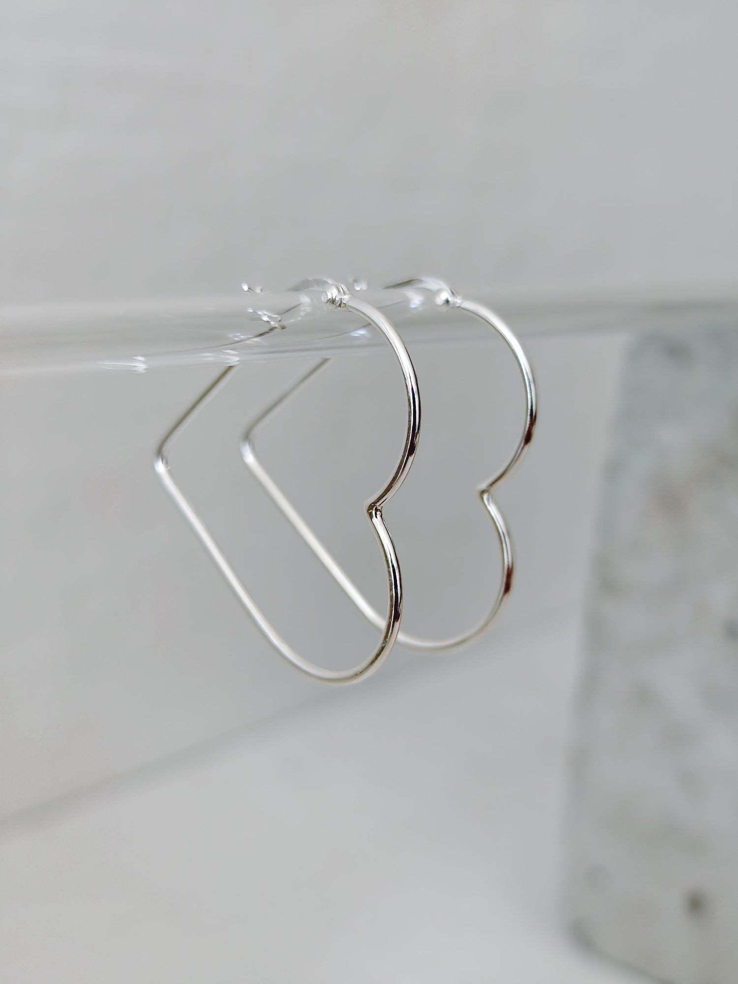 Herz Creolen aus 925 Silber, Minimal Heart Hoop, Love Ohrringe herzförmig - CocosyBerlin