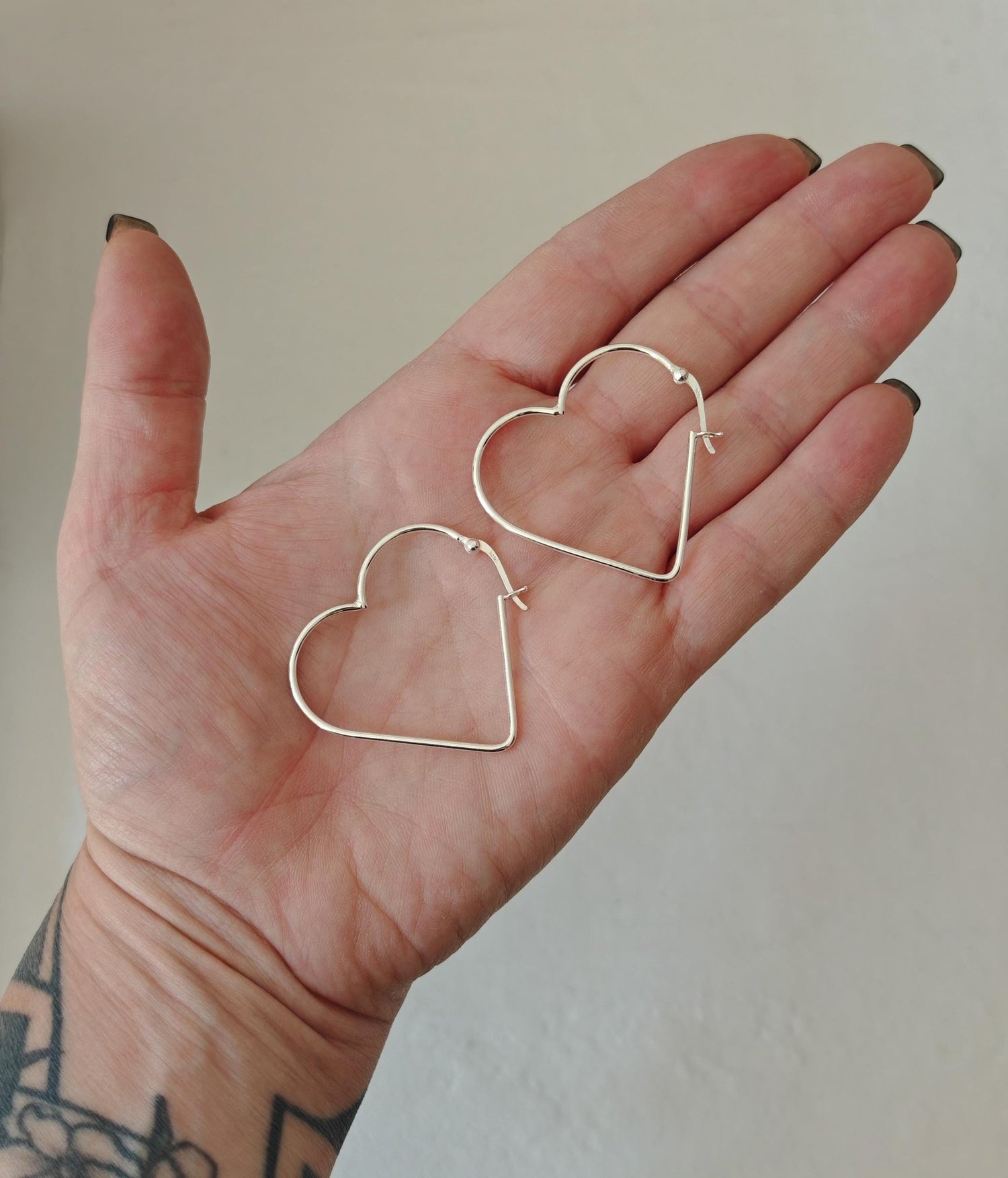 Herz Creolen aus 925 Silber, Minimal Heart Hoop, Love Ohrringe herzförmig - CocosyBerlin