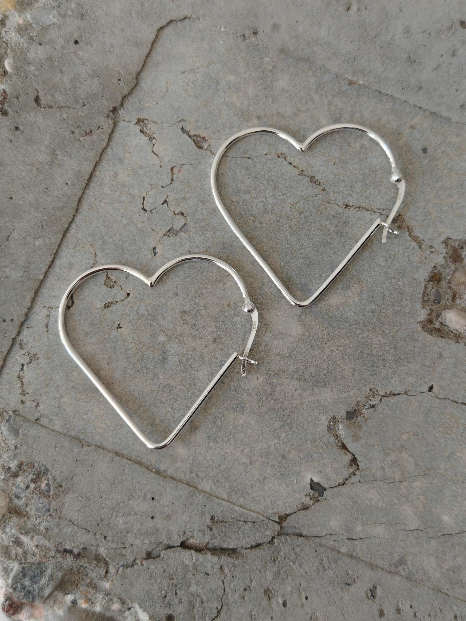 Herz Creolen aus 925 Silber, Minimal Heart Hoop, Love Ohrringe herzförmig - CocosyBerlin