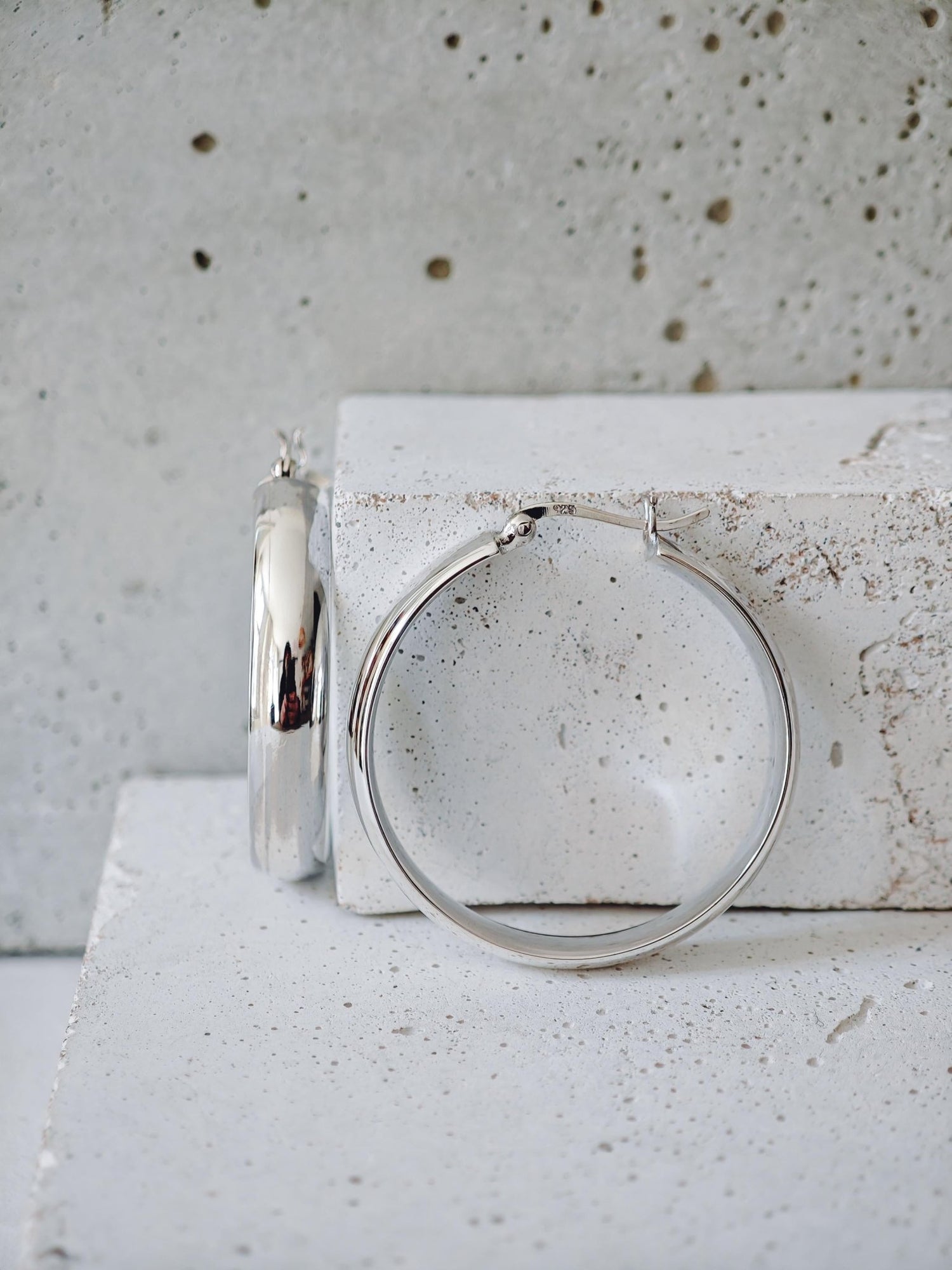 Große Creolen aus Silber 925, Breite gewölbte Ohrringe, Minimal Statement Oversized Hoops - CocosyBerlin