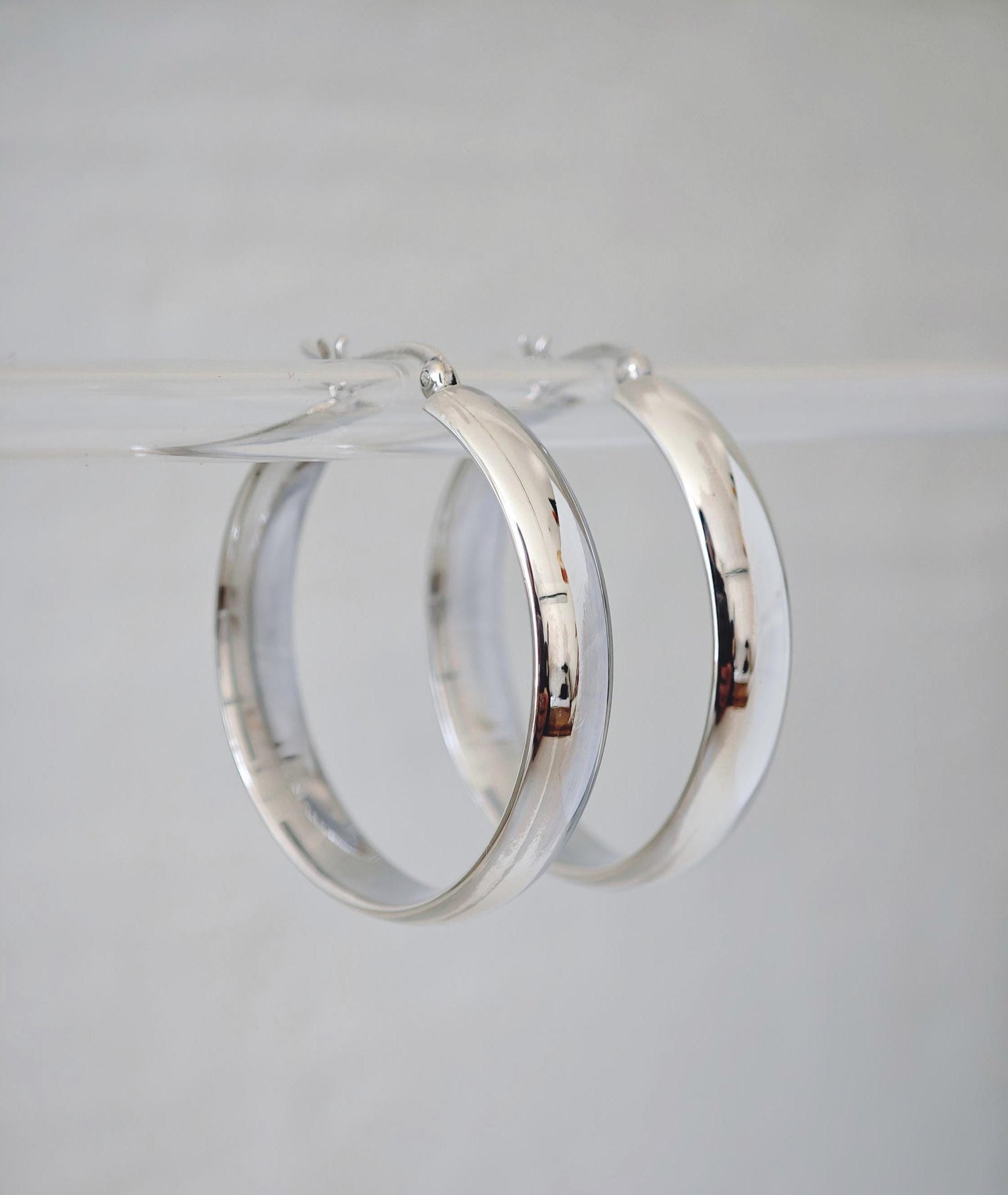 Große Creolen aus Silber 925, Breite gewölbte Ohrringe, Minimal Statement Oversized Hoops - CocosyBerlin