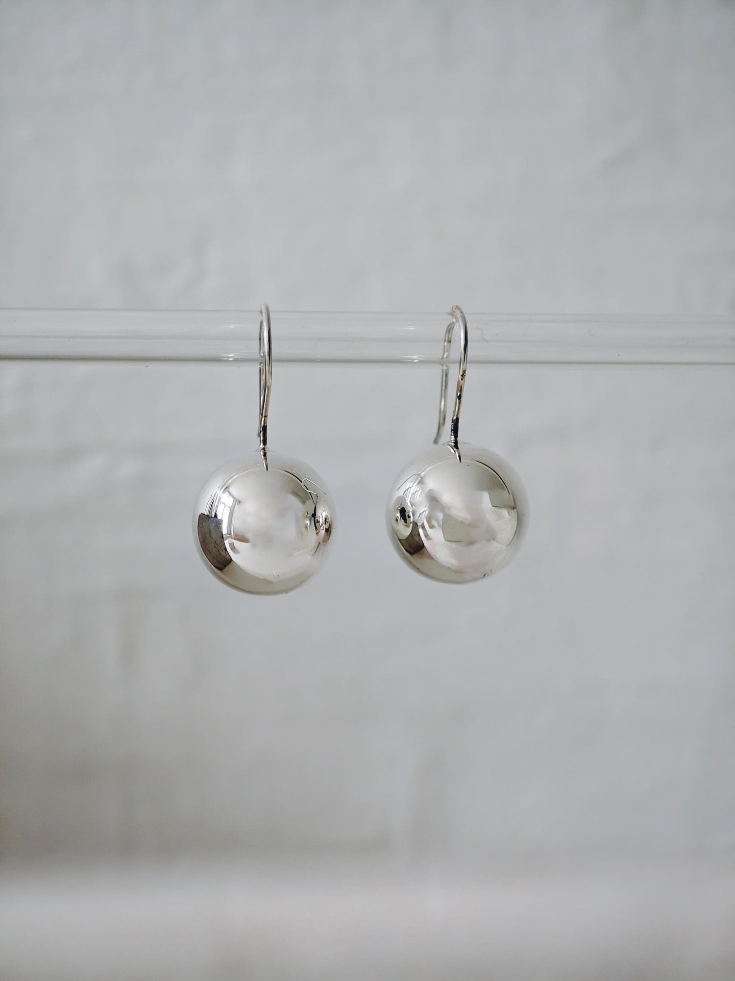 925 Silber Kugel Ohrringe hängend, Minimal Bubble Ohrhänger, Sommer Schmuck minimalitisch - CocosyBerlin
