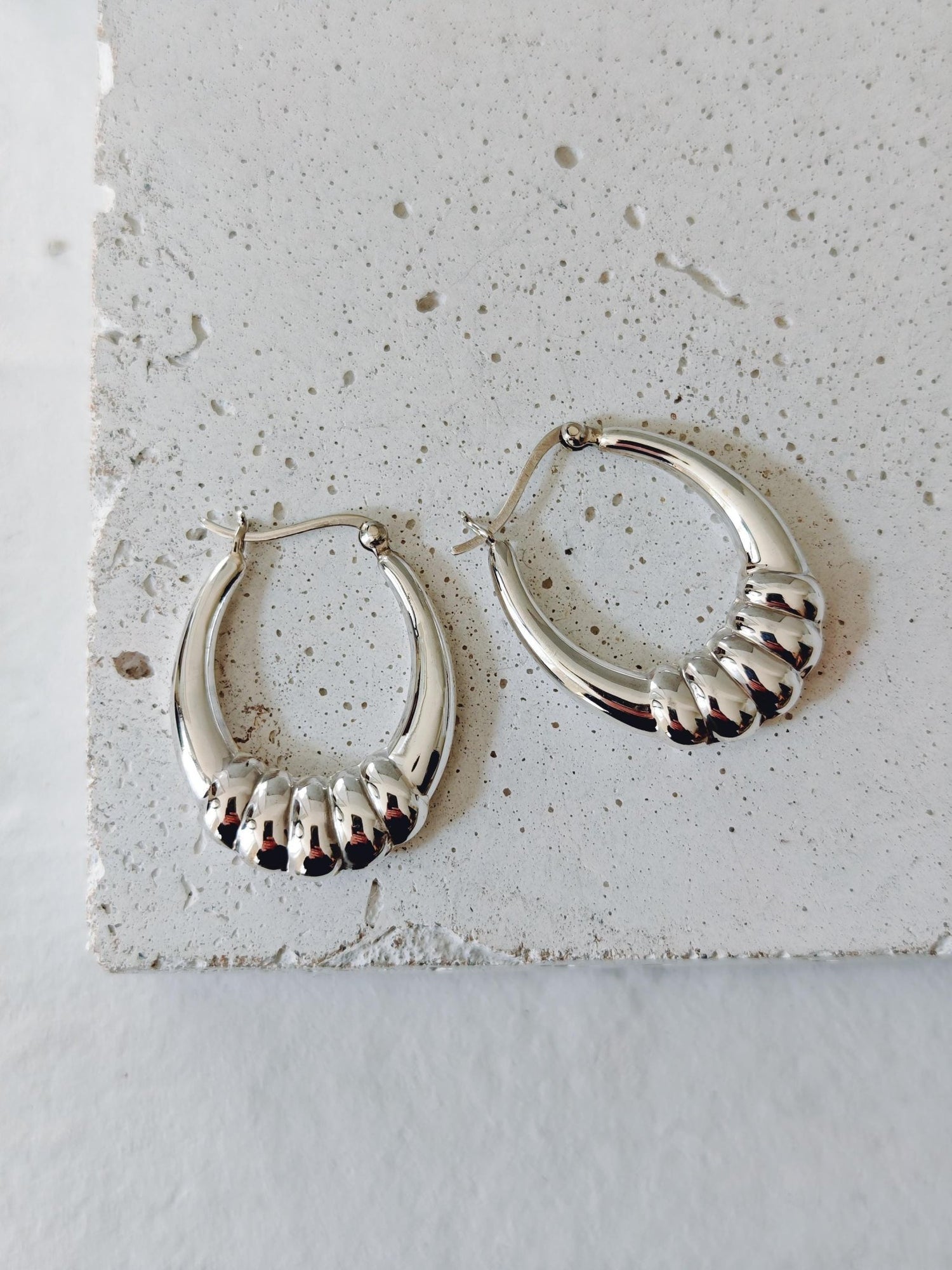 Statement ovale Creolen 925 Silber, Croissant Design Ohrringe, Chunky Hoop Ohrringe minimalistisch - CocosyBerlin