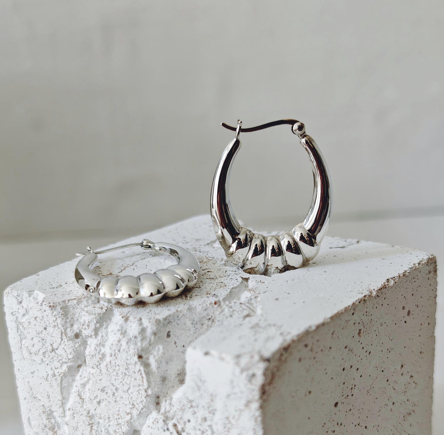 Statement ovale Creolen 925 Silber, Croissant Design Ohrringe, Chunky Hoop Ohrringe minimalistisch - CocosyBerlin