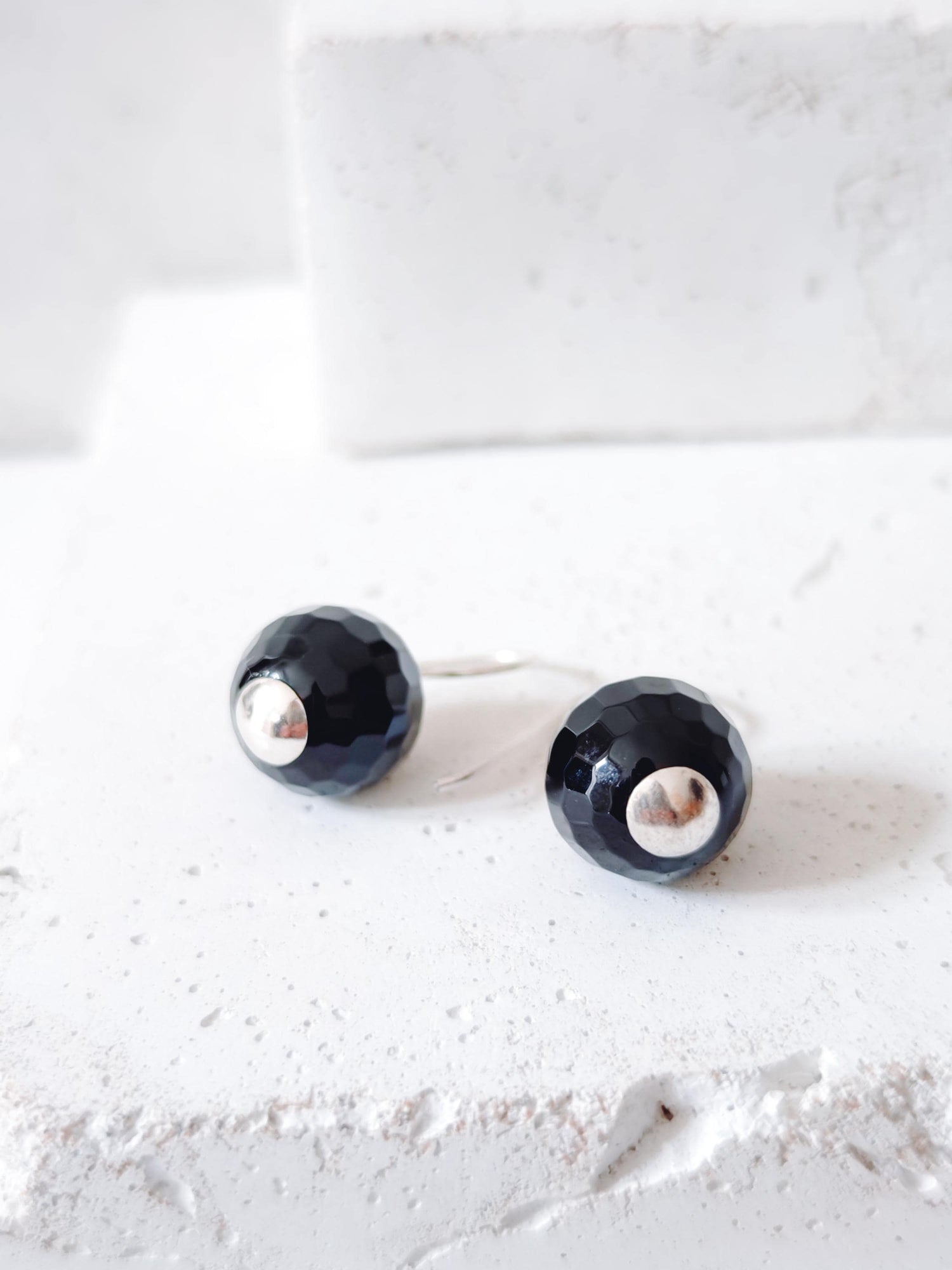 Ohrhänger aus Onyx und 925 Silber, Kugelohrringe, schwarze Kugel facettiert, Minimal Dark Aesthetic - CocosyBerlin
