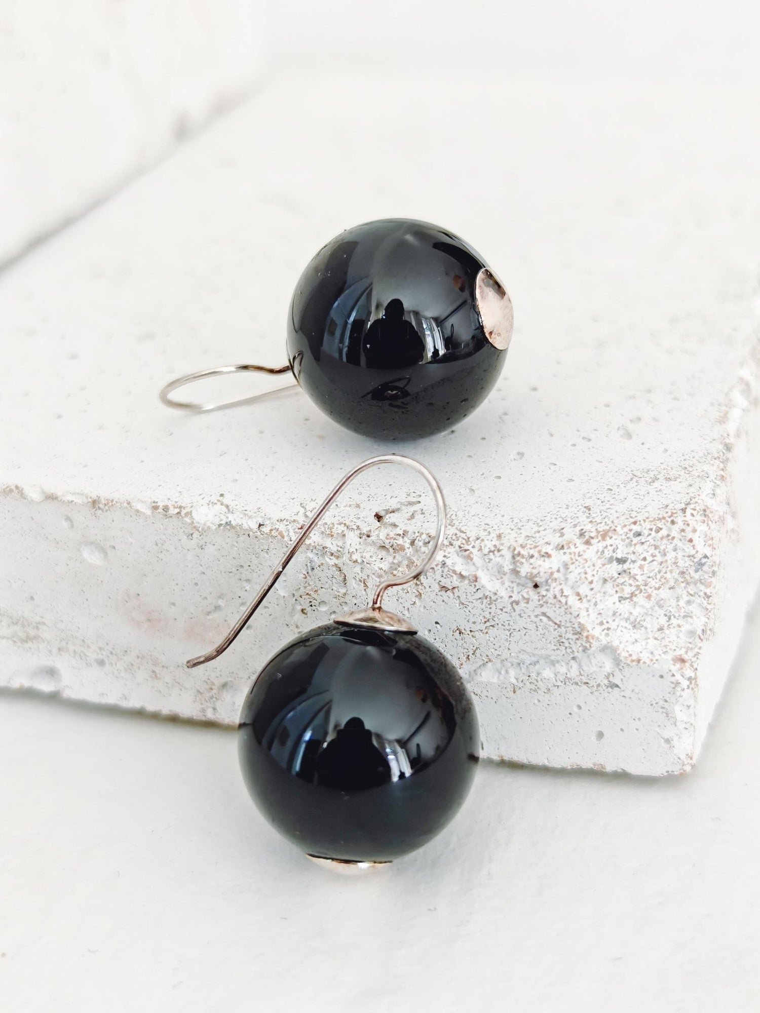 Ohrhänger aus Onyx und 925 Silber, Kugelohrringe, Edelstein Perlen Ohrringe schwarz, Minimal Dark Aesthetic - CocosyBerlin