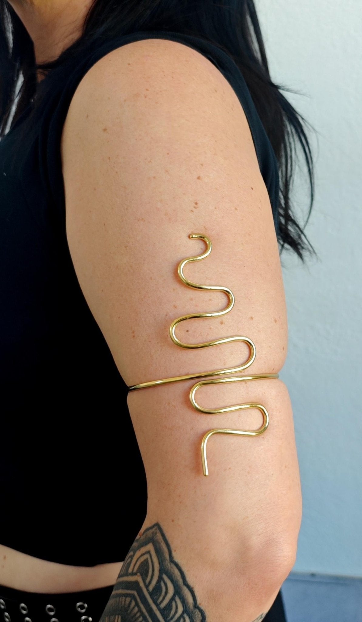 Oberarmreif aus Messing Gold, Boho Armreif Schlange, minimalist Arm Cuff, Statement Armschmuck - CocosyBerlin