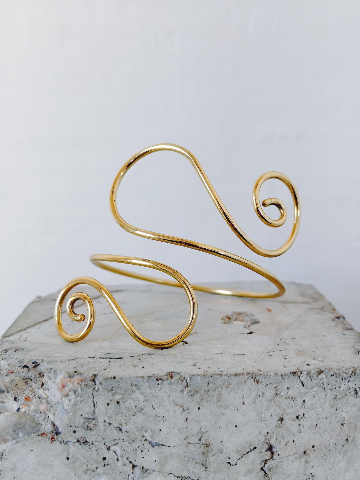 goldener Oberarmreif aus Messing, Boho Armreif verspielt, Sommer Armschmuck - CocosyBerlin