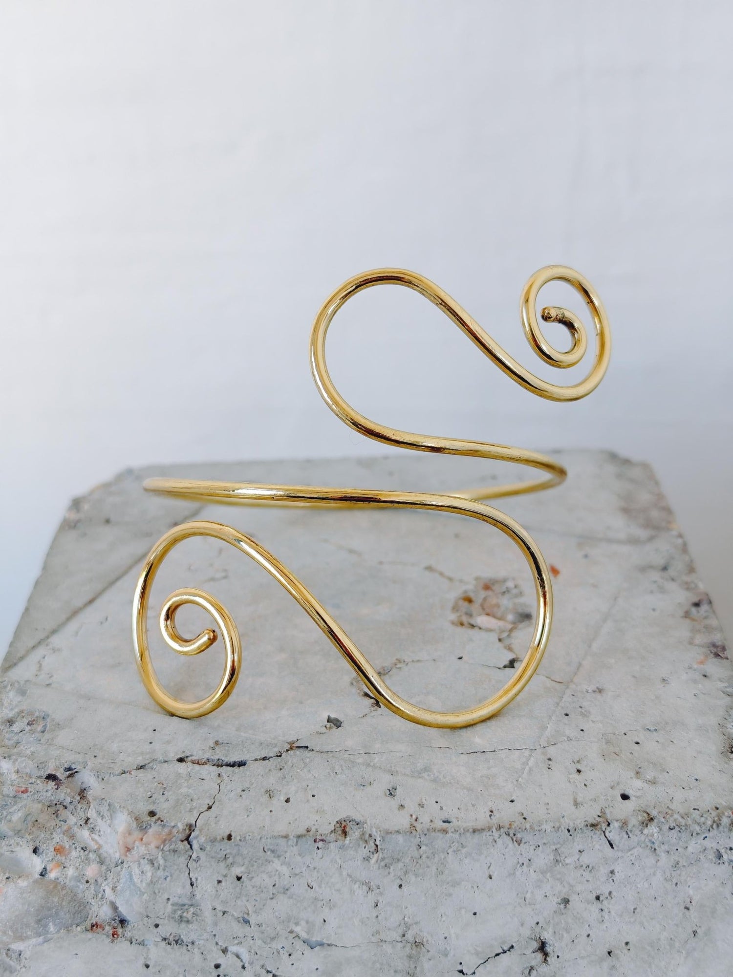 goldener Oberarmreif aus Messing, Boho Armreif verspielt, Sommer Armschmuck - CocosyBerlin