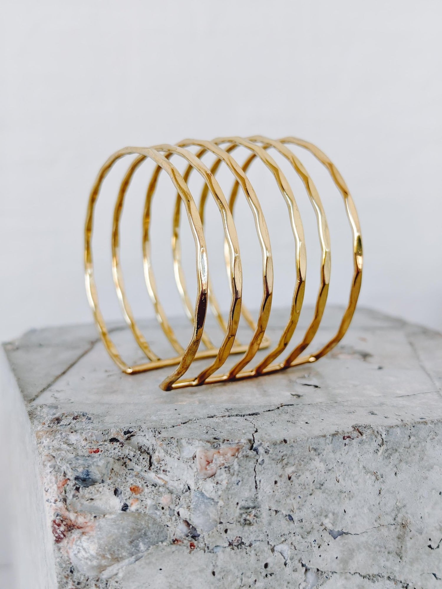 Goldener Manschetten Armreif aus Messing, Breiter Statement Armreif gehämmert - CocosyBerlin