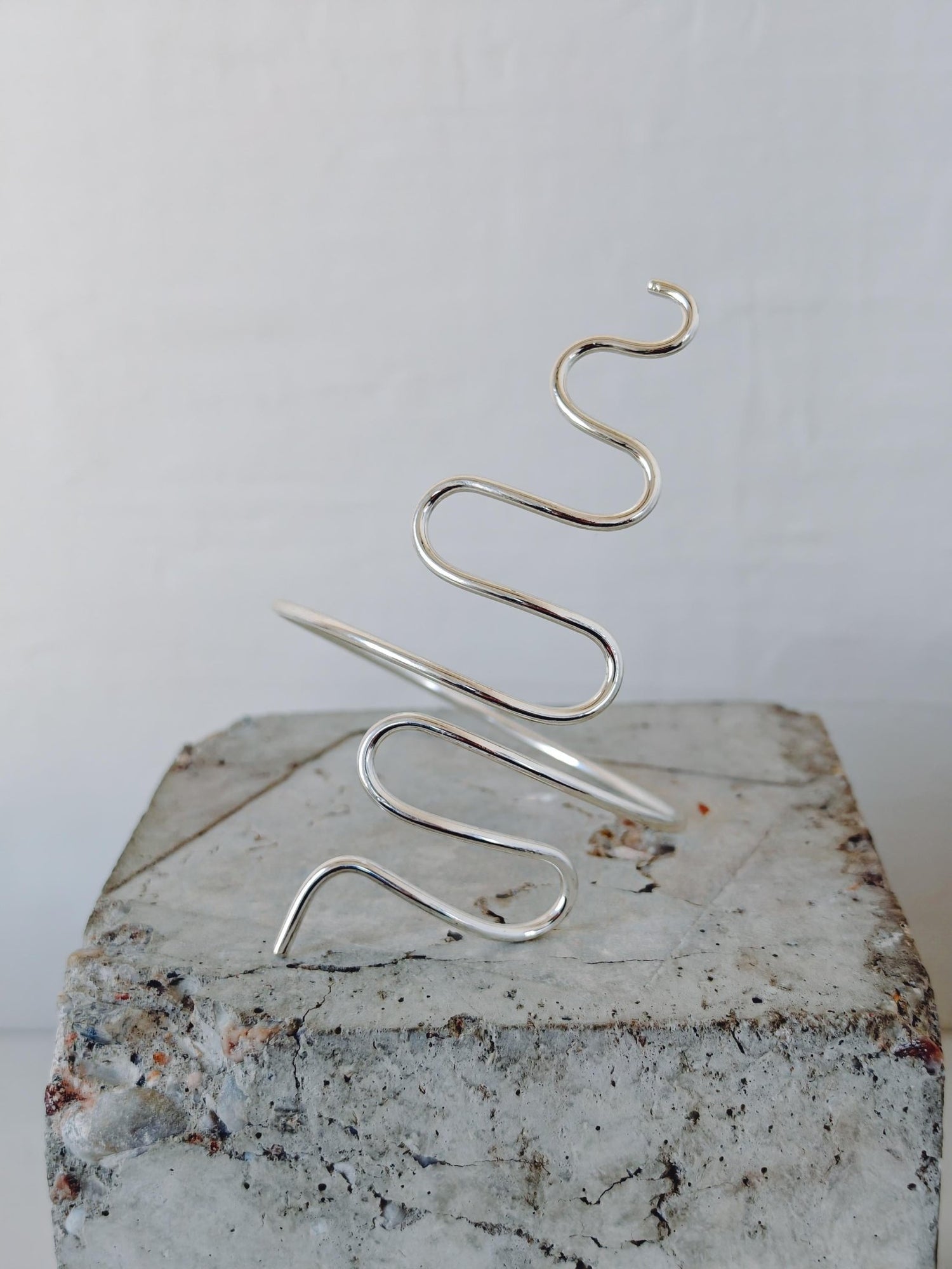 Silberner Oberarmreif aus Messing, versilbert, Boho Armreif Schlange, Statement Armschmuck minimalistisch - CocosyBerlin