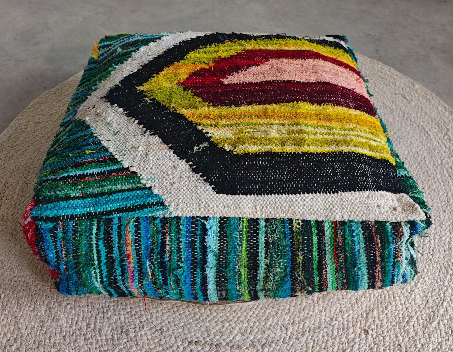 Marokkanischer Pouf bunt mit geometrischen Muster, Upcyling Pouf aus Stoffresten, Boho Sitzkissen - CocosyBerlin