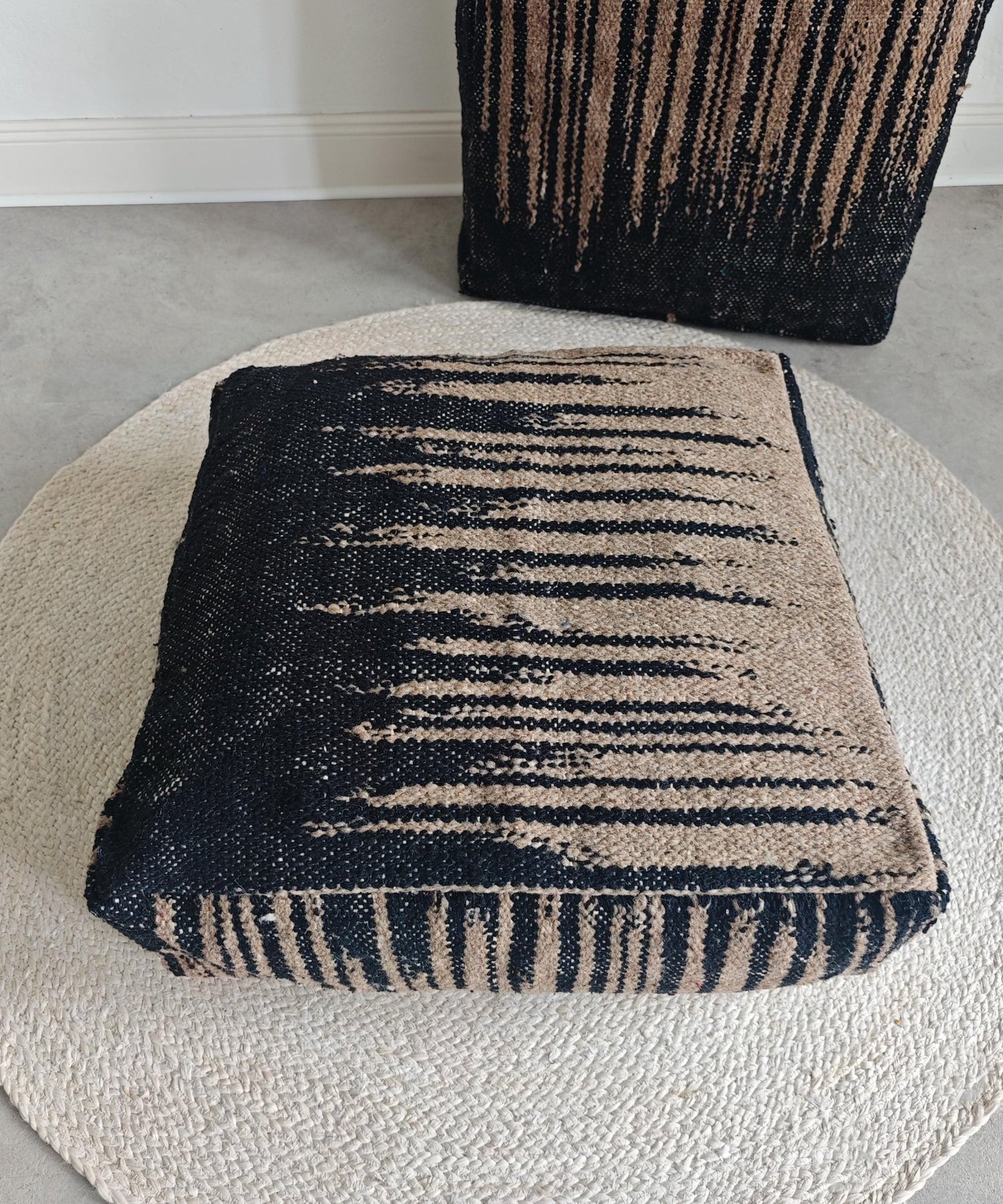 Moderner Pouf Schwarz Natur, Handgemachtes Bodenkissen Marokko, Minimalistisch Boho Interior - CocosyBerlin