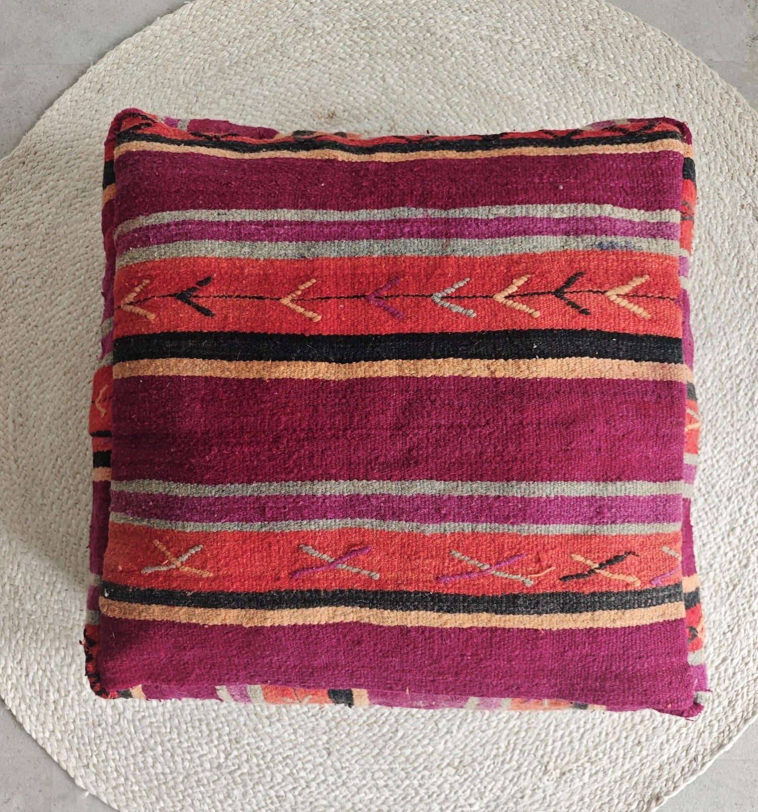 Marokkanischer Vintage Pouf, Berber Bodenkissen, Boho Sitzkissen aus Wolle, handarbeit - CocosyBerlin