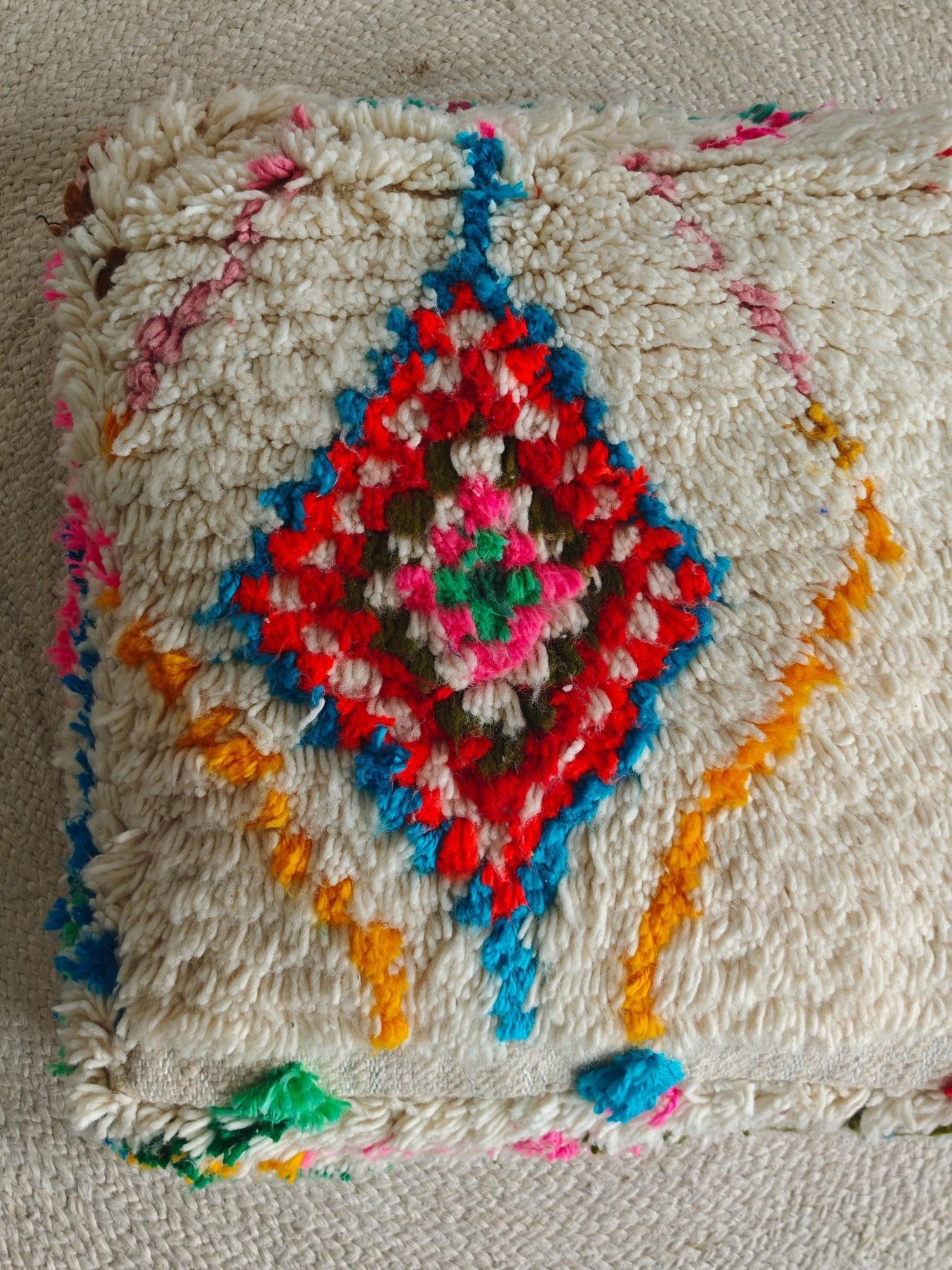 Beni Ourain Pouf aus Wolle, Handgemachtes Bodenkissen Marokko, Bunter Boho Pouf - CocosyBerlin