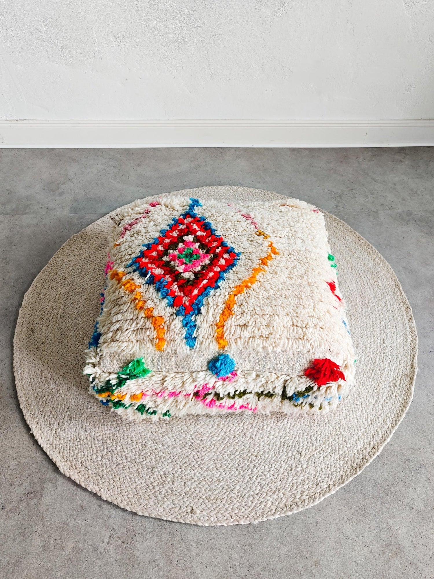 Beni Ourain Pouf aus Wolle, Handgemachtes Bodenkissen Marokko, Bunter Boho Pouf - CocosyBerlin