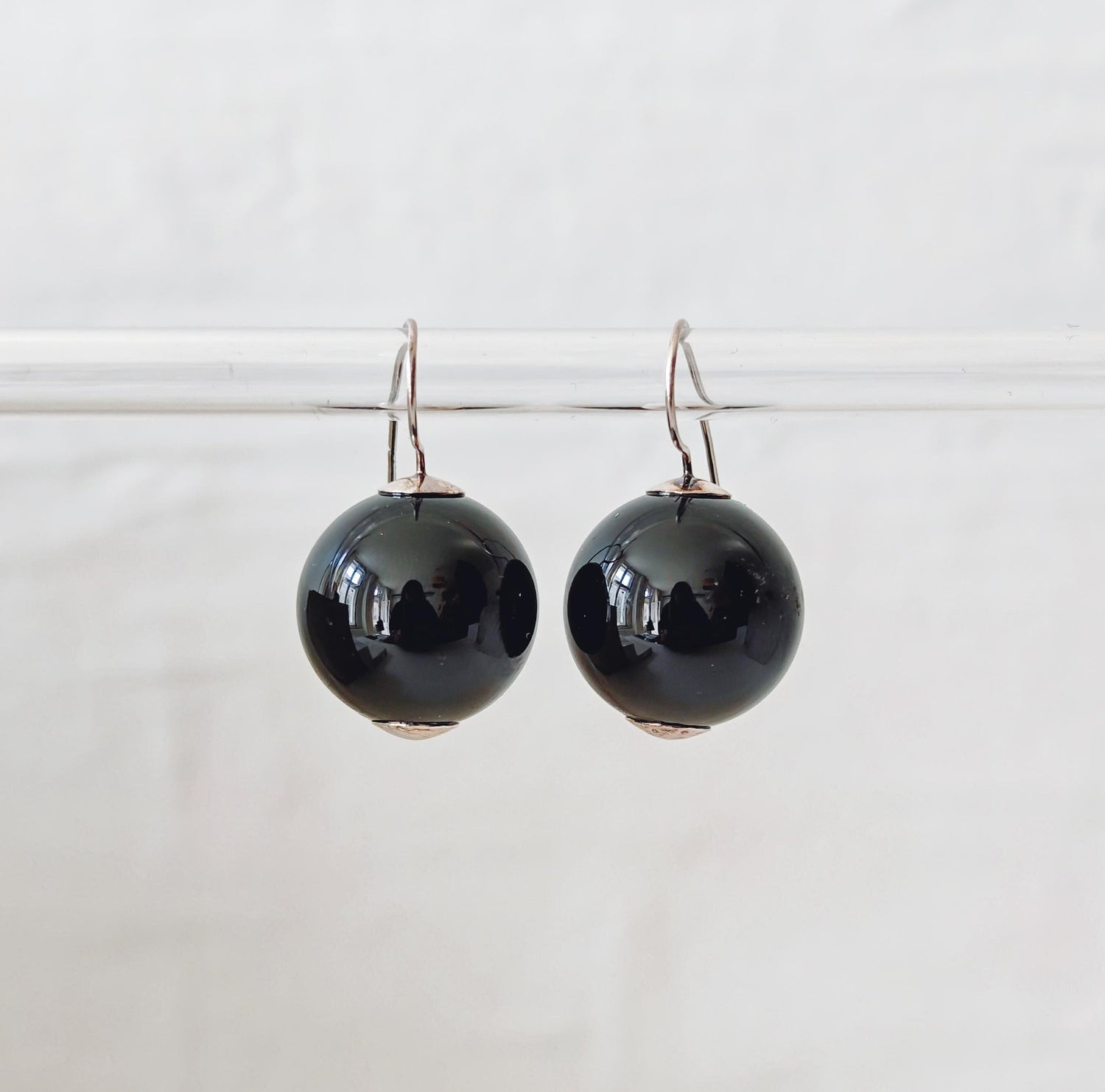 Ohrhänger aus Onyx und 925 Silber, Kugelohrringe, Edelstein Perlen Ohrringe schwarz, Minimal Dark Aesthetic - CocosyBerlin