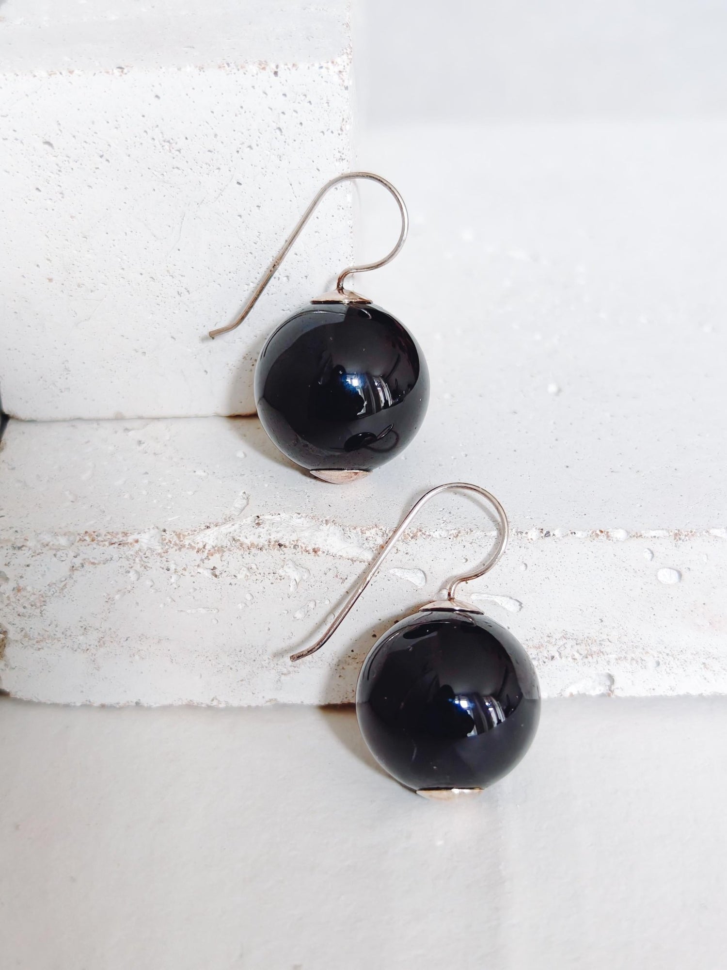 Ohrhänger aus Onyx und 925 Silber, Kugelohrringe, Edelstein Perlen Ohrringe schwarz, Minimal Dark Aesthetic - CocosyBerlin