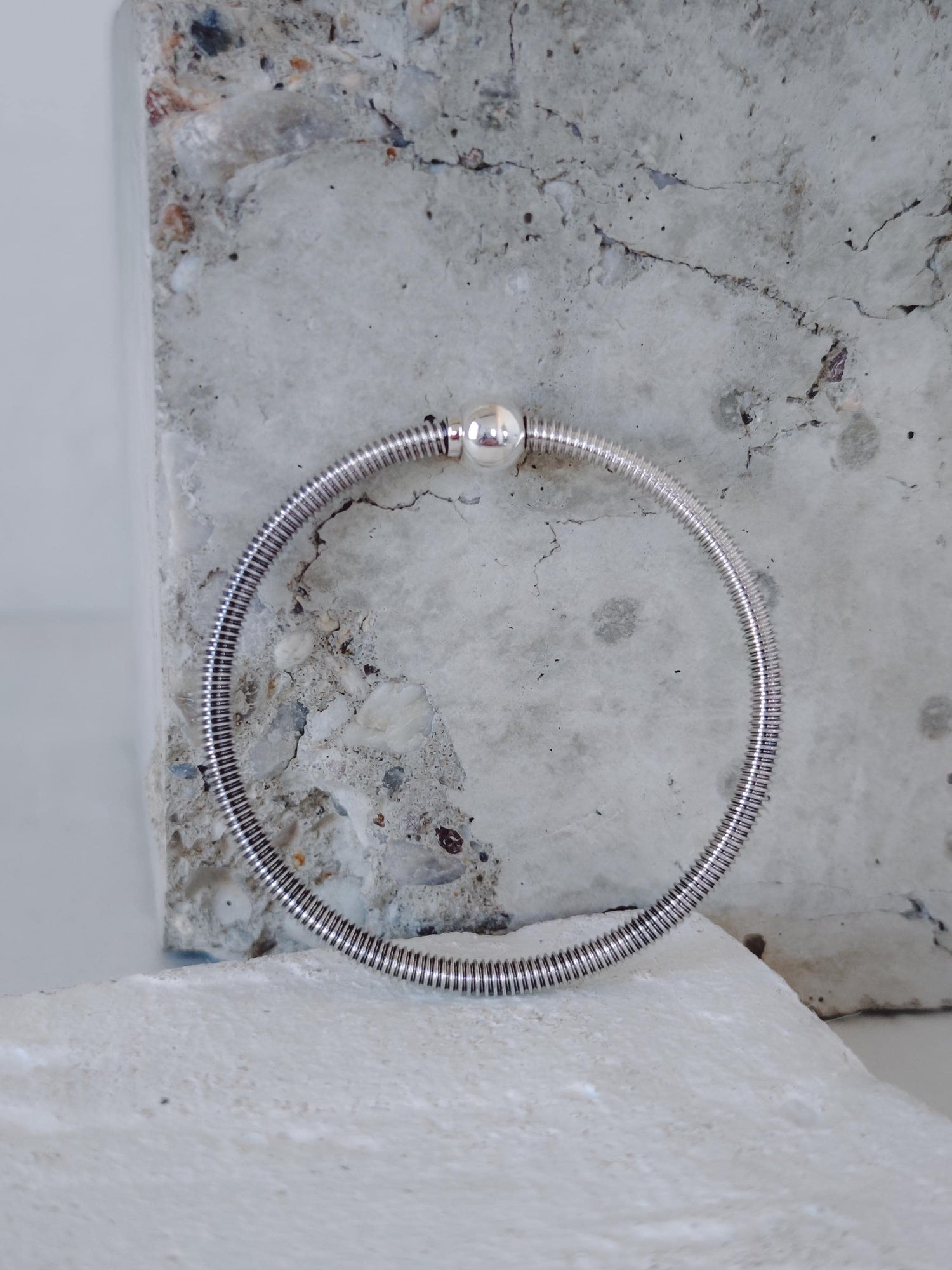 Statement Bali Armreif aus 925 Silber, Minimalistischer massiver Armreif, Kugelverschluß - CocosyBerlin