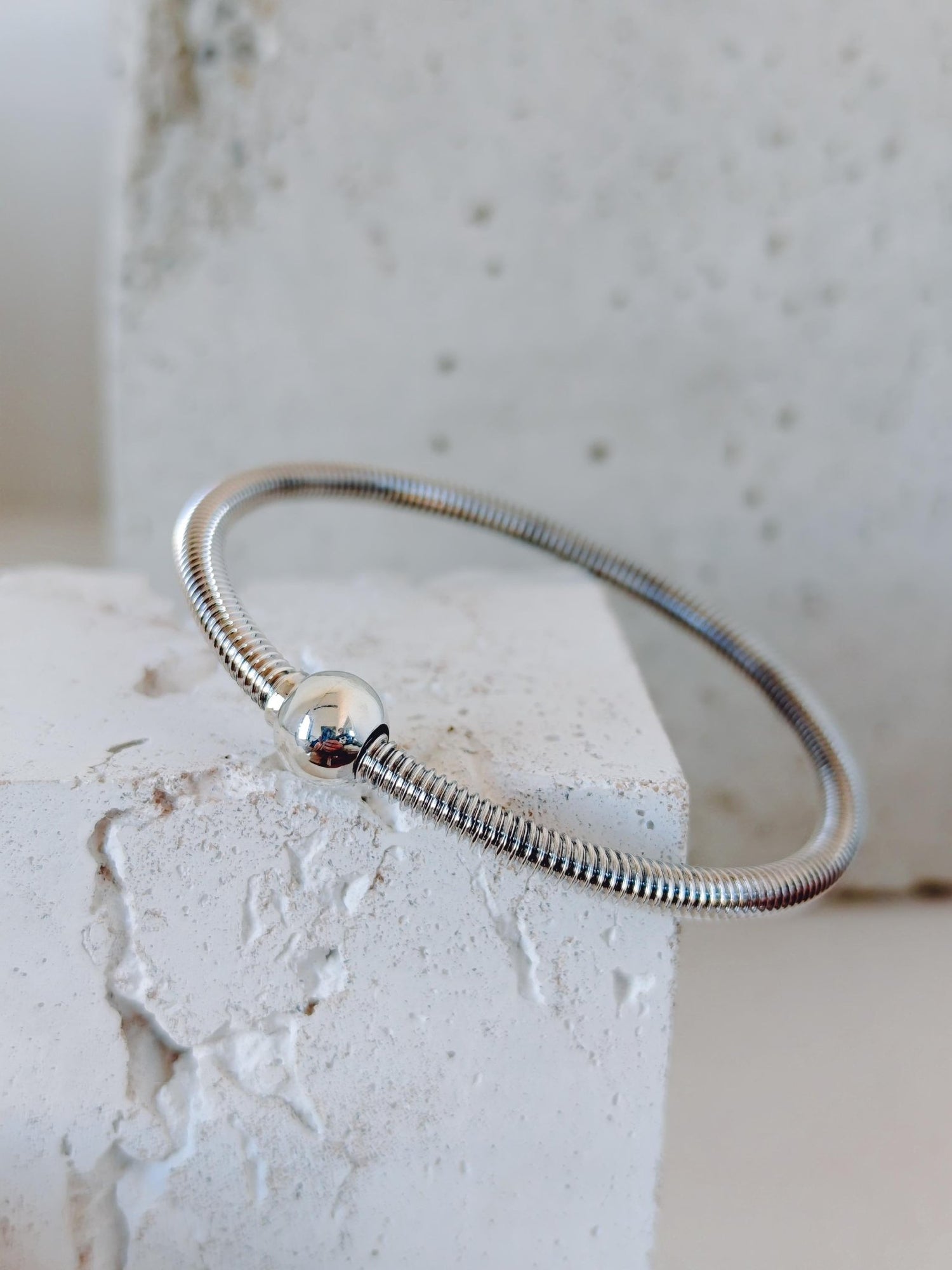 Statement Bali Armreif aus 925 Silber, Minimalistischer massiver Armreif, Kugelverschluß - CocosyBerlin