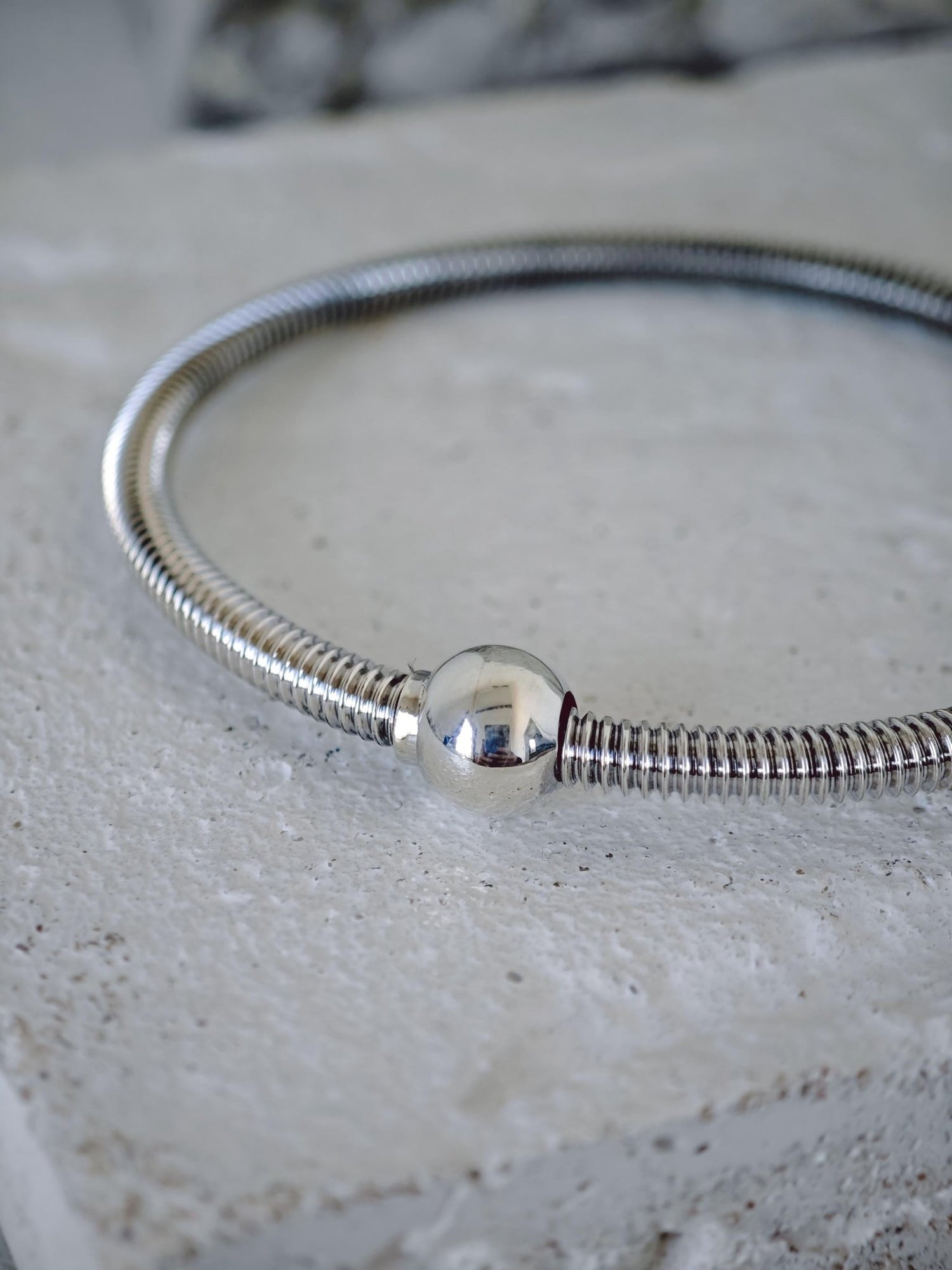Statement Bali Armreif aus 925 Silber, Minimalistischer massiver Armreif, Kugelverschluß - CocosyBerlin