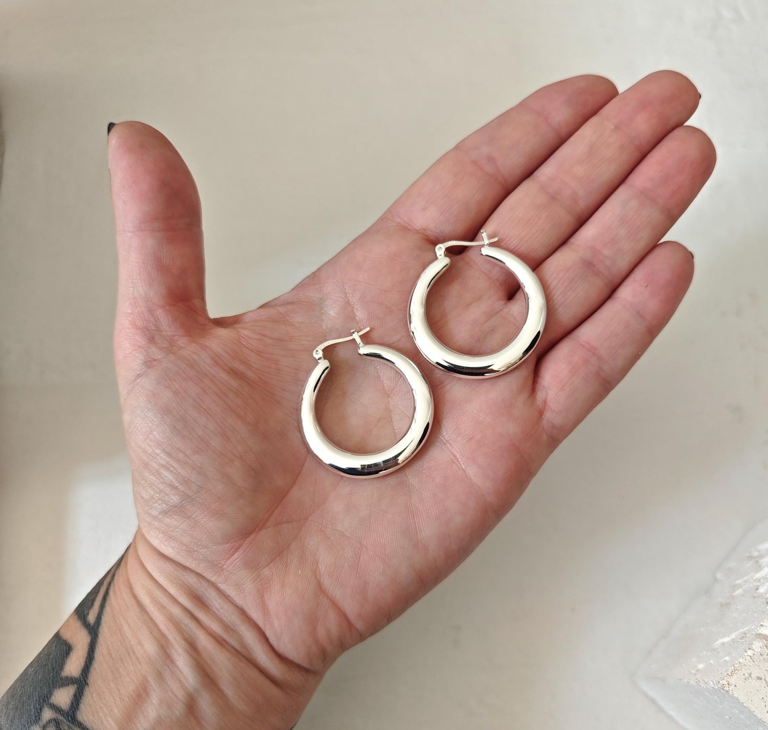 Chunky Creolen aus 925 Silber 34 mm groß, breite Hoop Ohrringe, minimal Statement, Sommer Schmuck - CocosyBerlin