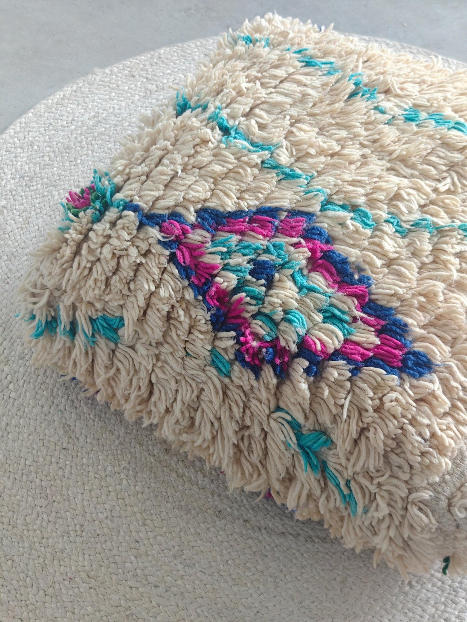 Beni Ourain Pouf aus Wolle, Handgemachtes Bodenkissen Marokko, Türkis Lila Boho Pouf - CocosyBerlin