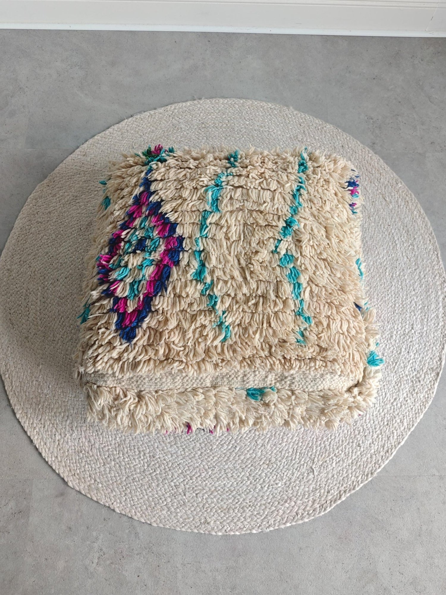 Beni Ourain Pouf aus Wolle, Handgemachtes Bodenkissen Marokko, Türkis Lila Boho Pouf - CocosyBerlin
